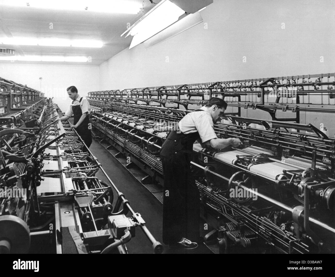 (Dpa-Dateien) - zwei Arbeiter arbeiten die Geräte in einer Strumpf-Fabrik in den 1950er Jahren. Stockfoto