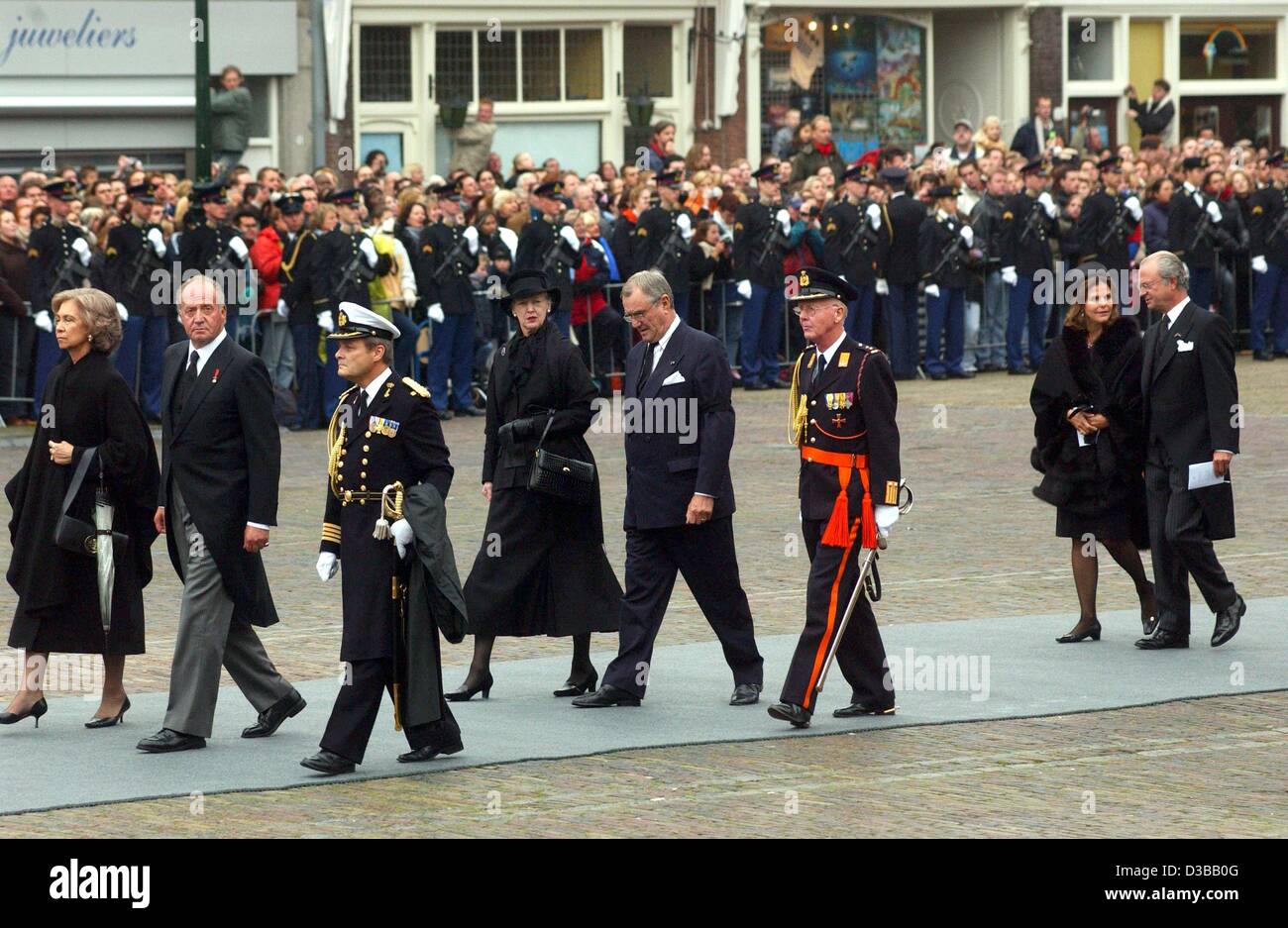 (Dpa) - (L-R) Königin Sofia und König Juan Carlos von Spanien, Königin Margrethe II. Prinz Henrik von Dänemark, und Königin Silvia und König Carl XVI. Gustaf von Schweden kommen an der Nieuwe Kerk (neue Kirche) in Delft an der Trauerfeier für Prinz Claus der Niederlande, 15. Oktober 2002. Prinz C Stockfoto