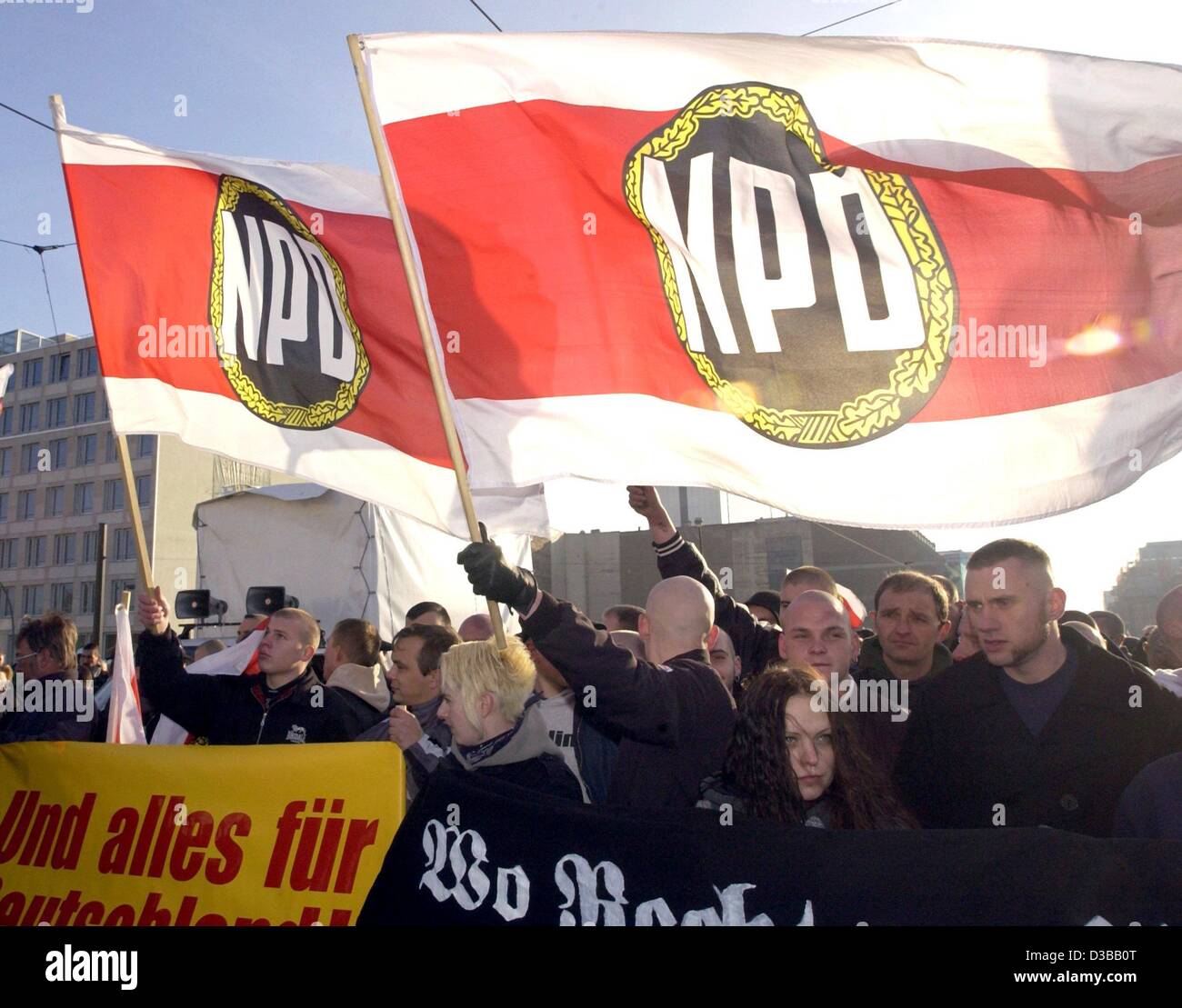 (Dpa) - Fans der Neo-faschistischen NPD (deutsche Nationalpartei) nehmen Teil an einer Demonstration gegen die neue Wehrmacht-Ausstellung in Berlin, 1. Dezember 2001. Mit 3.300 Teilnehmer war dies die größte rechtsextreme extremistischen Rallye in Berlin seit dem zweiten Weltkrieg. 4.500 Menschen trat den Zähler Stockfoto