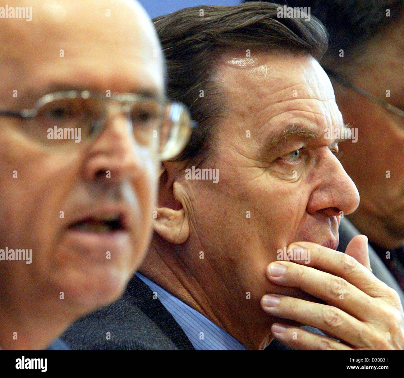 (Dpa) - German Chancellor Gerhard Schroeder (R) und Finanzminister Hans Eichel Teilnahme an einer Pressekonferenz in Berlin, 18. November 2002. Schröder sagte, dass er keine wirtschaftliche Wiederbelebung kurzfristig der Hauptgrund der schlechten Wirtschaftslage weltweit erwartet. Er kündigte an, dass net Bundesrepublik bor Stockfoto