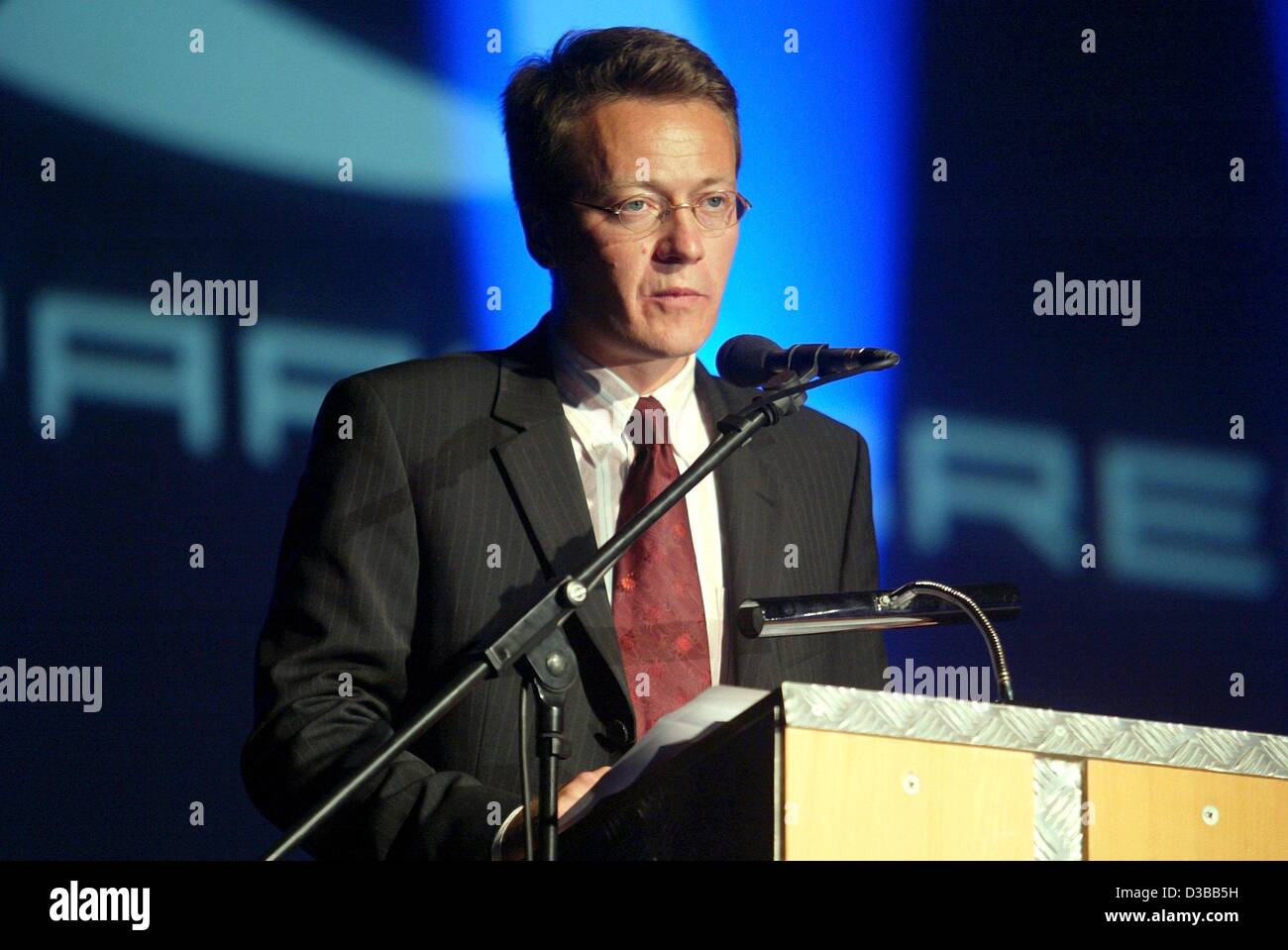(Dpa) - Uwe Karbenk, Direktor der Corporate Development Viacom Entertainment Group, Paramount Pictures, spricht während einer Pressekonferenz für die Space Park Bremen in Bremen, Deutschland, 6. November 2002. Der Space Park, mit der US-Science-Fiction-Fernsehserie "Stargate" und "Star Trek: Voyag Stockfoto