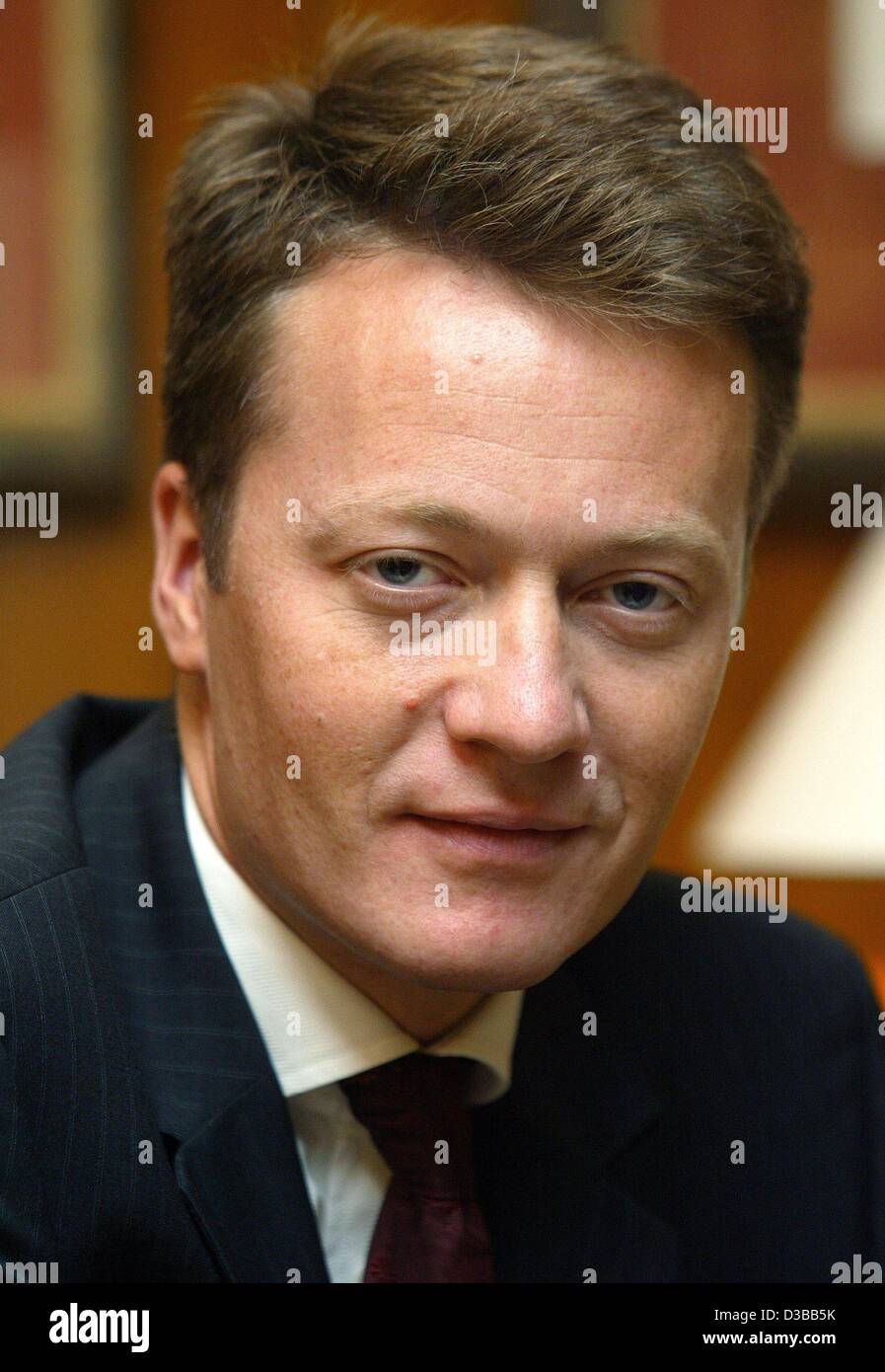 (Dpa) - Uwe Karbenk, Direktor der Corporate Development Viacom Entertainment Group, Paramount Pictures, abgebildet im Rahmen einer Pressekonferenz für die Space Park Bremen in Bremen, Deutschland, 6. November 2002. Der Space Park, mit der US-Science-Fiction-Fernsehserie "Stargate" und "Star Trek: Voy Stockfoto