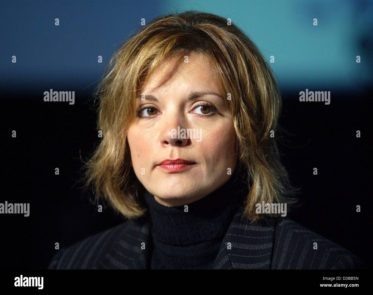 (Dpa) - US-Schauspielerin Treyl Rothery, die Dr. Jamet Fraiser in der US-Science-Fiction-Fernsehserie "Stargate" spielt, während einer Pressekonferenz in Bremen, Deutschland, 6. November 2002 abgebildet. Stockfoto