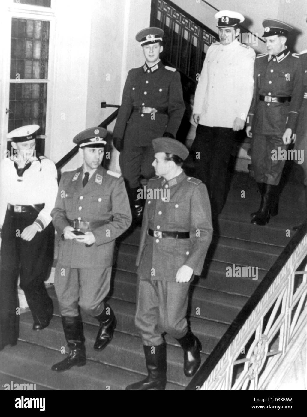 (Dpa-Dateien) - Soldaten der DDR Nationale Volksarmee (NVA) tragen die neuen Uniformen, DDR, 1956. Die Uniformen der Bodentruppen sind grau, die Air Force trägt blaue Uniformen und die Marine hat dunkelblauen Uniformen. Die Uniformen hatte der sowjetischen Ar ähnlich gewesen Stockfoto