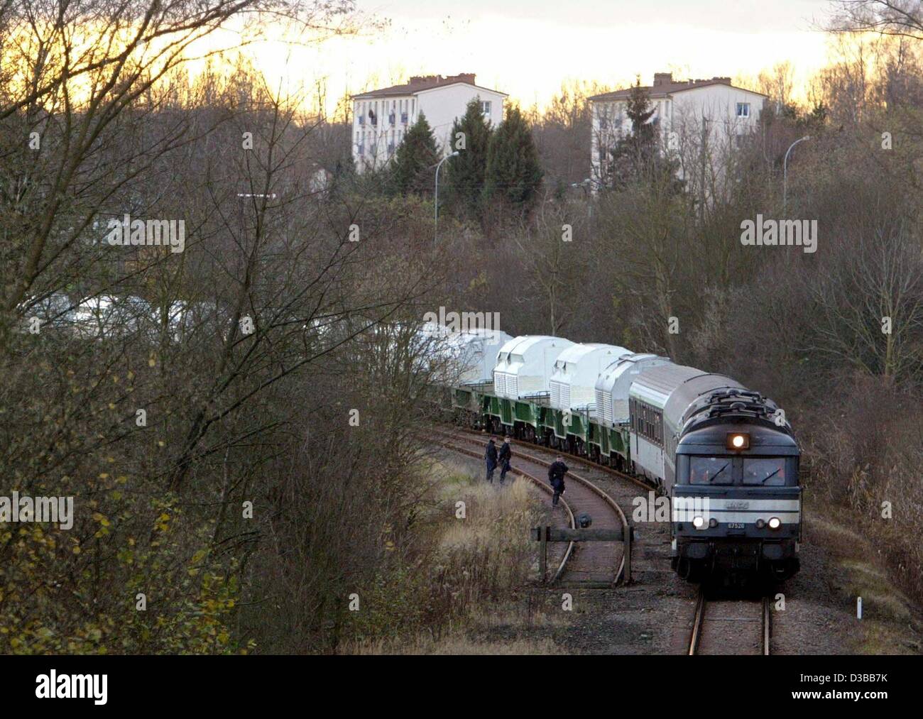 (Dpa) - ein Zug, den Transport von zwölf Castor-Behälter geht die Grenze nach Deutschland in der Nähe der französischen Stadt Lauterbourg, 12. November 2002. Dies ist die sechste und bisher größte Lieferung von Atommüll aus der Wiederaufbereitungsanlage in La Hague, Frankreich zum Zwischenlager in Gorleben, Germa Stockfoto