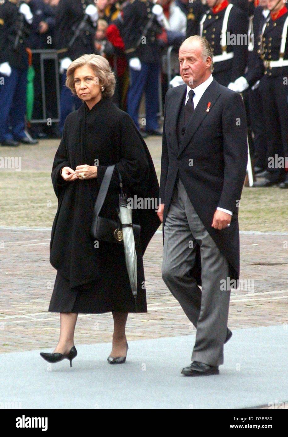 (Dpa) - Königin Sofia und König Juan Carlos von Spanien kommen für die Trauerfeier für Prinz Claus der Niederlande an der Kirche in Delft, Niederlande, 15. Oktober 2002. Prinz Claus, der Ehemann der niederländischen Königin Beatrix wird gelegt in die königliche Familiengruft in Delft beigesetzt. Er starb am 6. Oktober Stockfoto