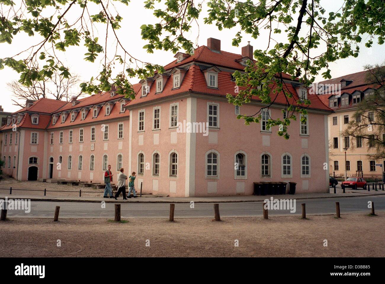 (Dpa) - das Barock-Stil erbaute Haus wurde das Haus der Charlotte von Stein, enger Freund und Vertrauter von Goethe, Weimar, 3. Mai 1996. Das Gebäude in der Nähe von Ilm River Park ist Heimat einer Niederlassung des Goethe-Instituts, die Seminare, Ausstellungen, Symposien, Konzerte und Theateraufführungen organisiert. Klasse Stockfoto