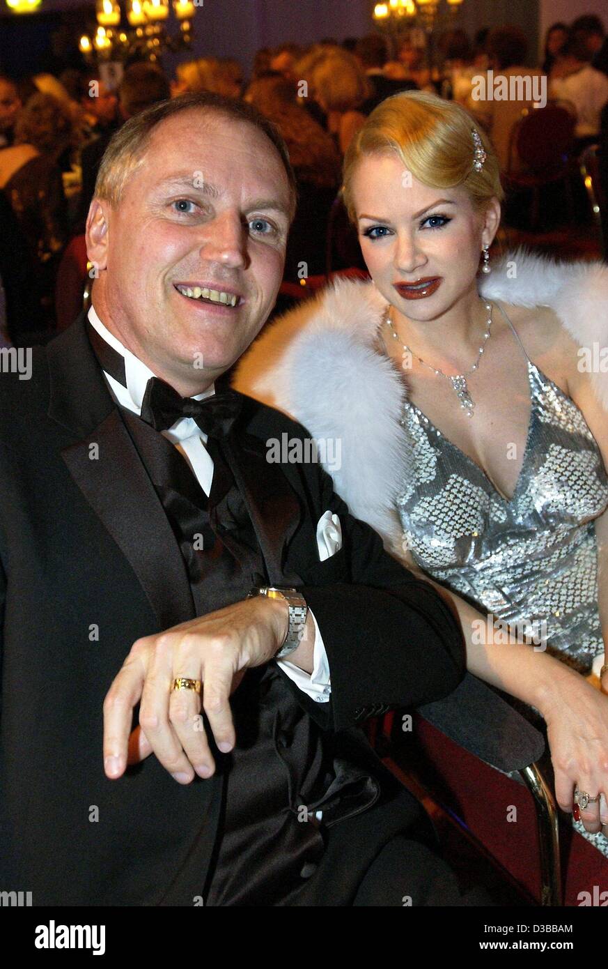 (Dpa) - Thomas Borer, dem ehemaligen Schweizer Botschafter in Deutschland, und seine Frau Shawne Borer-Fielding, ehemalige Miss Texas Lächeln während der UNESCO Benefiz-Gala Kinder In Not in Neuss, Deutschland, 9. November 2002. UNESCO-Botschafterin Ohoven Gastgeber der Veranstaltung und Schirmherrin war ehemaliger Bundeskanzler Kohl. Stockfoto