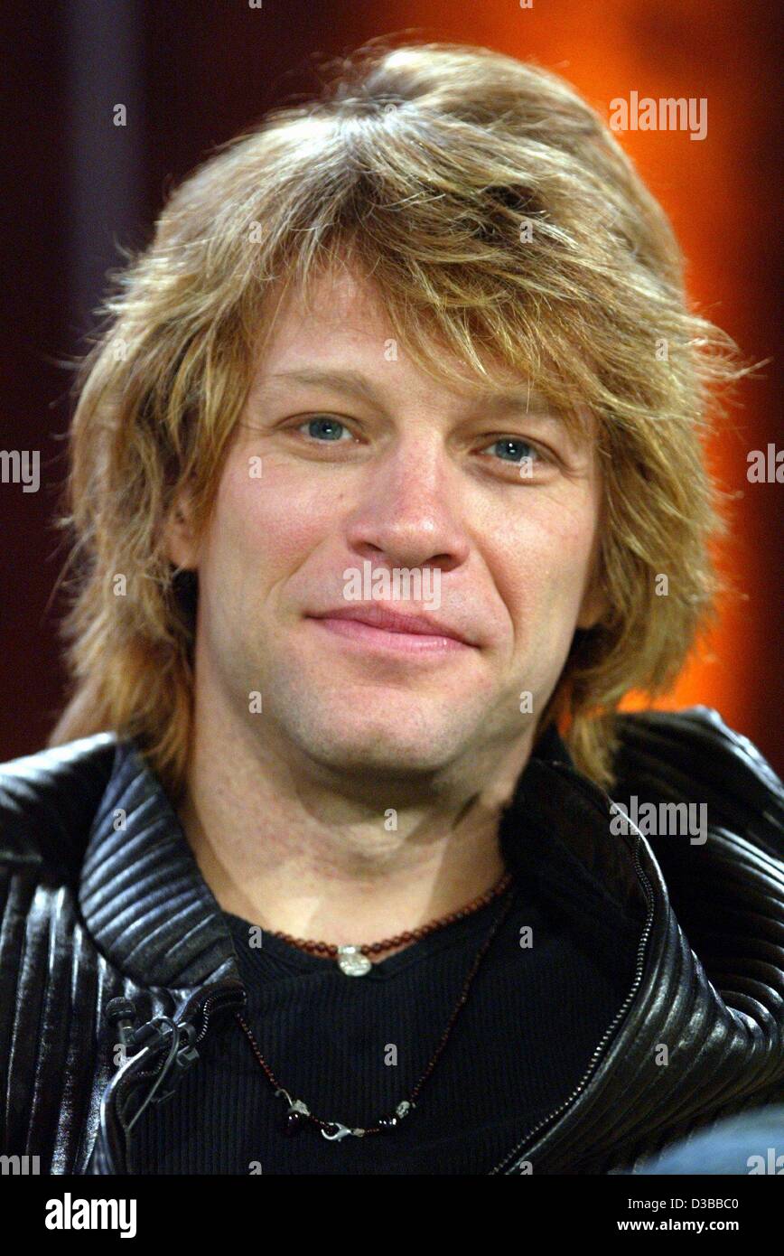(Dpa) - Pop star Jon Bon Jovi Lächeln während der ZDF zeigen "Wetten dass...?" (Wetten, dass...?), in Düsseldorf, Deutschland, 9. November 2002. Stockfoto