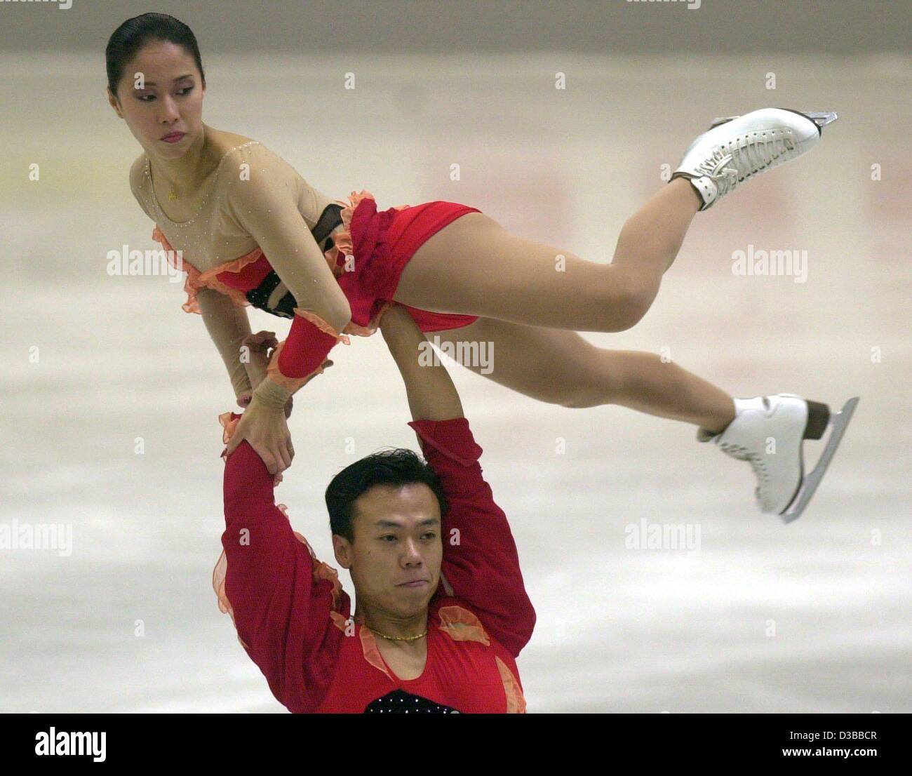 (Dpa) - chinesische paar Xue Shen und Hongbo Zhao präsentieren ihre Kurzprogramm des Wettbewerbes Paare beim Eiskunstlauf Grand Prix in Gelsenkirchen, Deutschland, 9. November 2002. Stockfoto