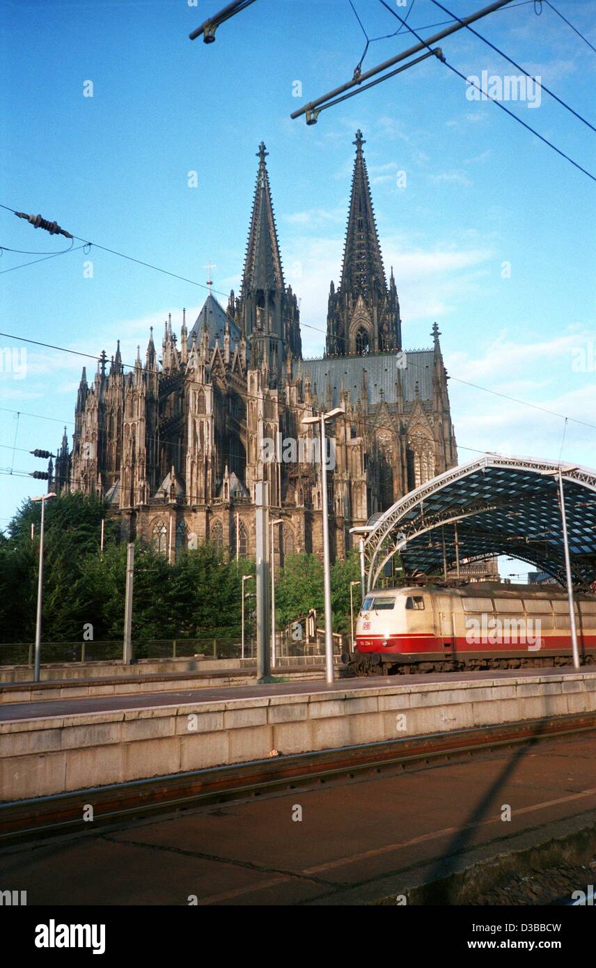 (Dpa-Dateien) - eine allgemeine Ansicht der Kathedrale in Köln, 1994. Im Vordergrund des Hauptbahnhofs. Bau der gotischen Kathedrale begann im Jahre 1248 und wurde erst 1880 fertiggestellt. Als Deutschlands größte Kathedrale hat seinen riesige Basilika ein fünf-dreischiffigen Langhaus und Triple-dreischiffigen Querhaus. Es Haus Stockfoto