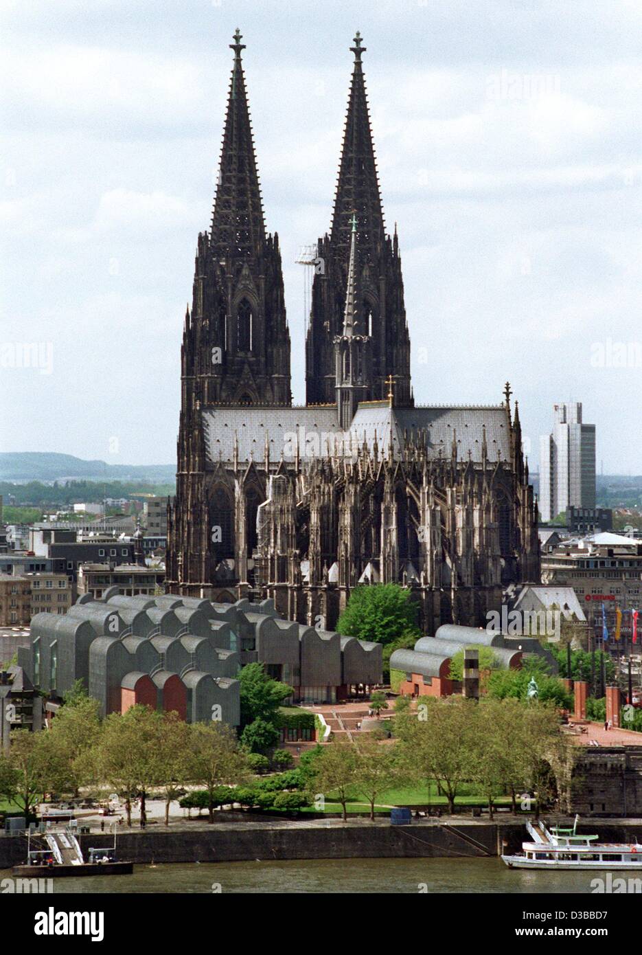 (Dpa-Dateien) - eine allgemeine Ansicht der Kathedrale in Köln, 12. Mai 1997. Im Vordergrund des Museum Ludwig. Bau der gotischen Kathedrale begann im Jahre 1248 und wurde erst 1880 fertiggestellt. Als Deutschlands größte Kathedrale hat seinen riesige Basilika ein fünf-dreischiffigen Langhaus und Triple-dreischiffigen Querhaus. Es Haus Stockfoto
