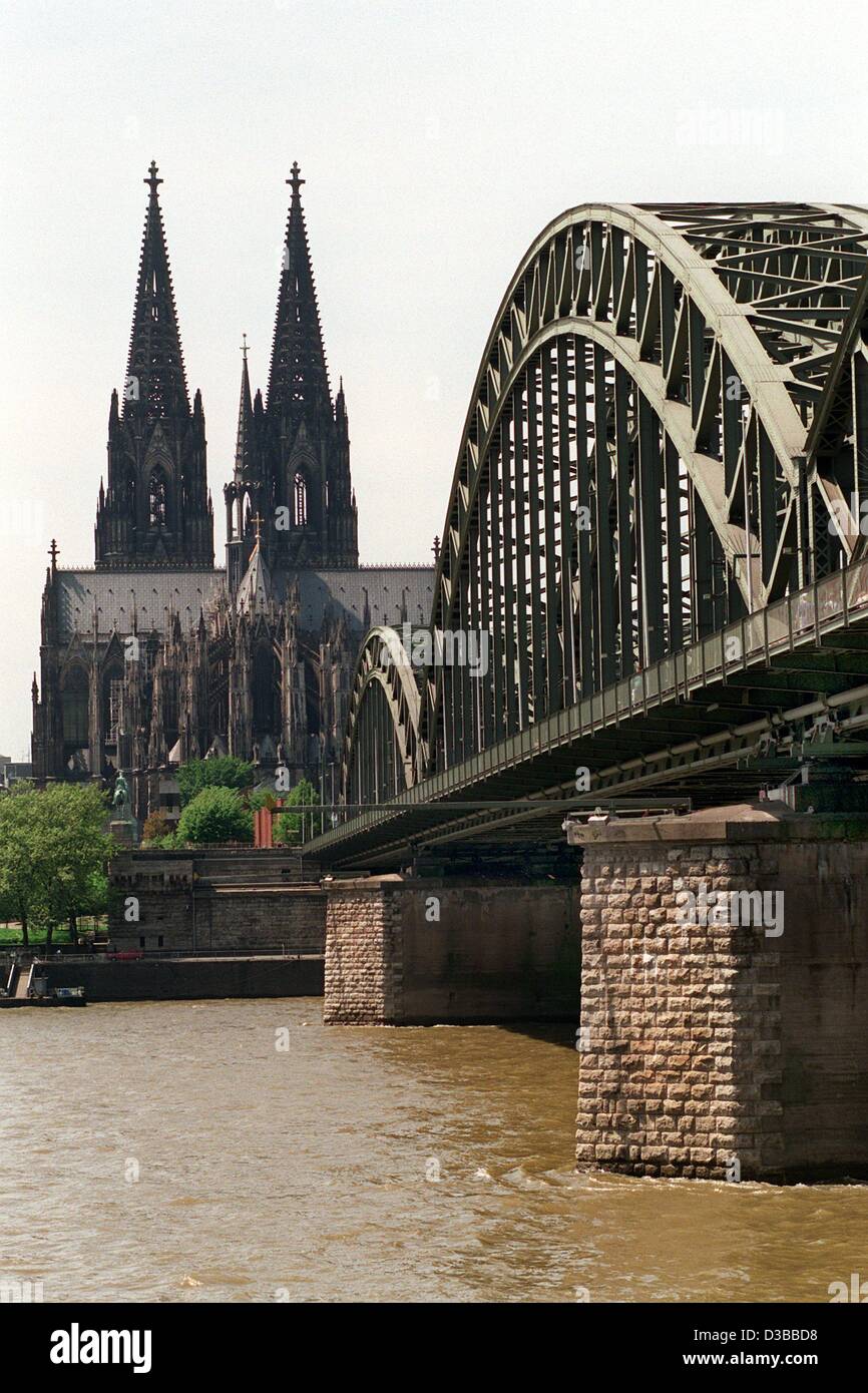 (Dpa-Dateien) - ein Blick auf den Dom in Köln, 30. Mai 1996. Auf der rechten Seite der Hohenzollern-Brücke über den Rhein. Bau der gotischen Kathedrale begann im Jahre 1248 und wurde erst 1880 fertiggestellt. Als Deutschlands größte Kathedrale, verfügt seine riesige Basilika über eine fünf-dreischiffigen Langhaus und Triple-aisled tr Stockfoto
