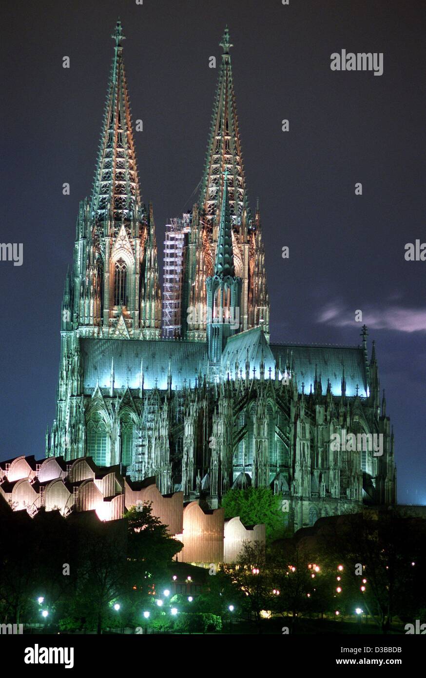 (Dpa-Dateien) - ein Blick auf die beleuchtete Kathedrale in Köln bei Nacht, 6. Mai 1998. Bau der gotischen Kathedrale begann im Jahre 1248 und wurde erst 1880 fertiggestellt. Als Deutschlands größte Kathedrale hat seinen riesige Basilika ein fünf-dreischiffigen Langhaus und Triple-dreischiffigen Querhaus. Es beherbergt den goldenen Schrein der th Stockfoto