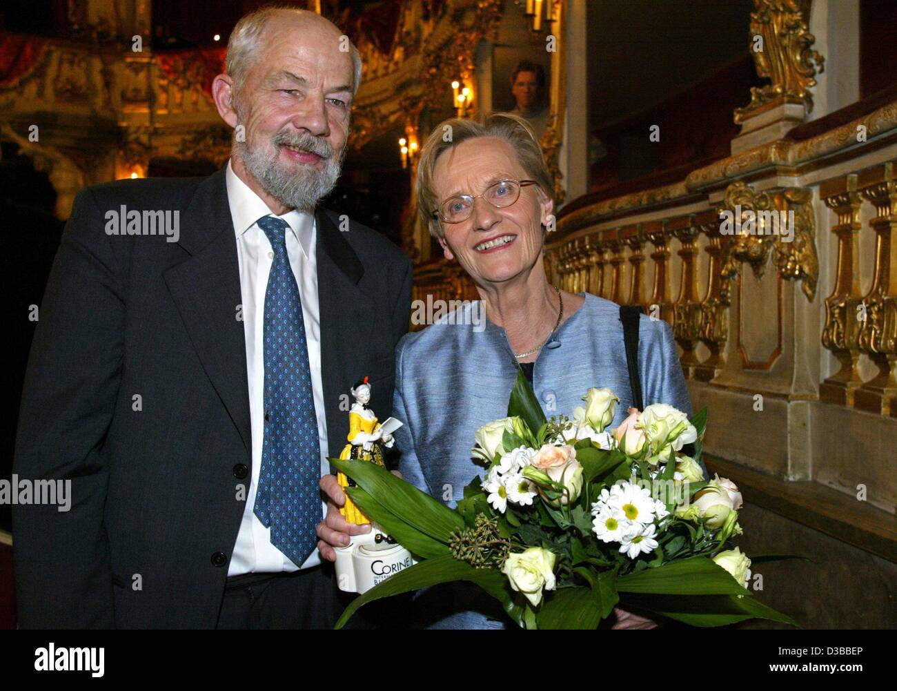 (Dpa) - Karin Nyman, Tochter der schwedischen Autorin Astrid Lindgren und ihr Mann Carl Olof Nyman abgebildet, während eine Auszeichnung zeigen in München, 6. November 2002. Lindgren, die am 28. Januar im Alter von 94 Jahren starb, wurde posthum International Book Prize Corine 2002 für ihre "herausragenden ist Stockfoto