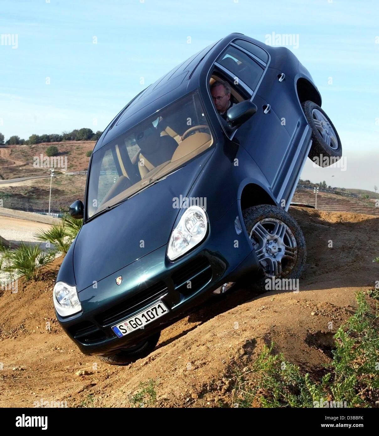 (Dpa) - zeigen Testdrivers, die Fähigkeiten des neuen Porsche Cayenne Kreuz Land Fahrzeug auf eine Offroad Strecke in der Nähe von Jerez De La Frontera, Spanien, 5. November 2002. Das neue Porsche-Modell wird in Deutschland ab 7. Dezember 2002 verfügbar sein. Stockfoto