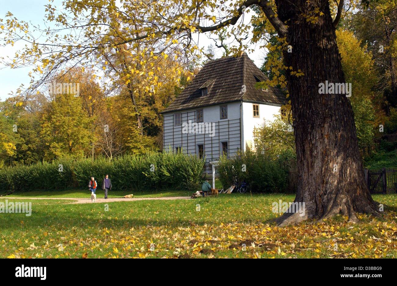 (Dpa) - Goethes Gartenhaus im Park an der ILM in Weimar, 18. Oktober 2002. Der berühmte deutsche Dichter arbeitete an "Iphigenie" und "Egmont" im Gartenhaus und lernte seine Liebe Christiane Vulpius im Park im Jahre 1788. Klassisches Weimar mit seinen künstlerischen Gebäuden wurde eine Unesco-Welt erklärt. Stockfoto