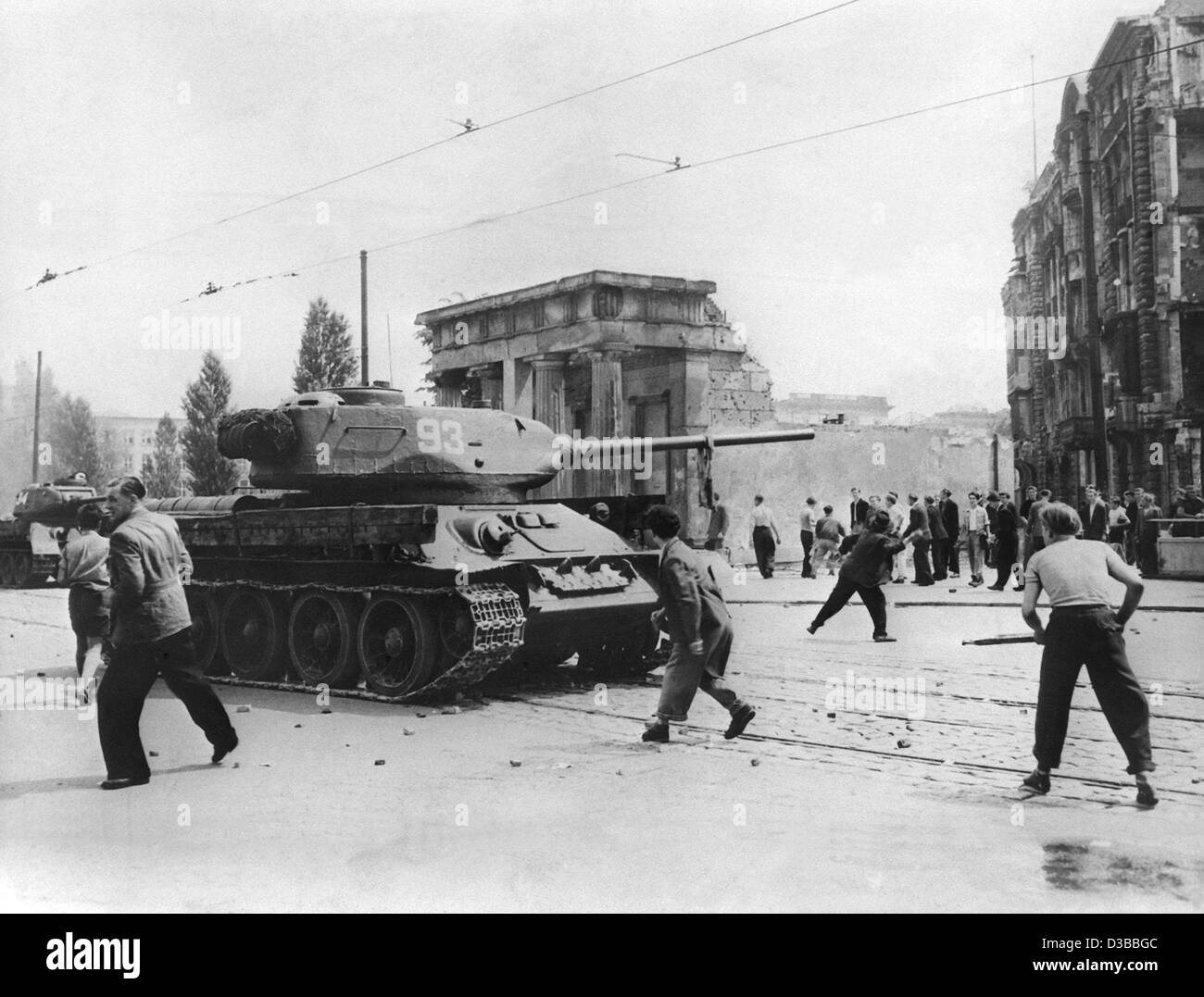 (Dpa-Dateien) - Demonstranten werfen Steinen auf sowjetische Panzer während der Aufstände gegen das kommunistische Regime in Ost-Berlin, 17. Juni 1953. Der Aufstand eskalierte bei Streiks und einer Demonstration gegen unzumutbare Produktionsquoten durch sowjetische Panzer und Truppen am 17. Juni abgerissen wurden. Stockfoto