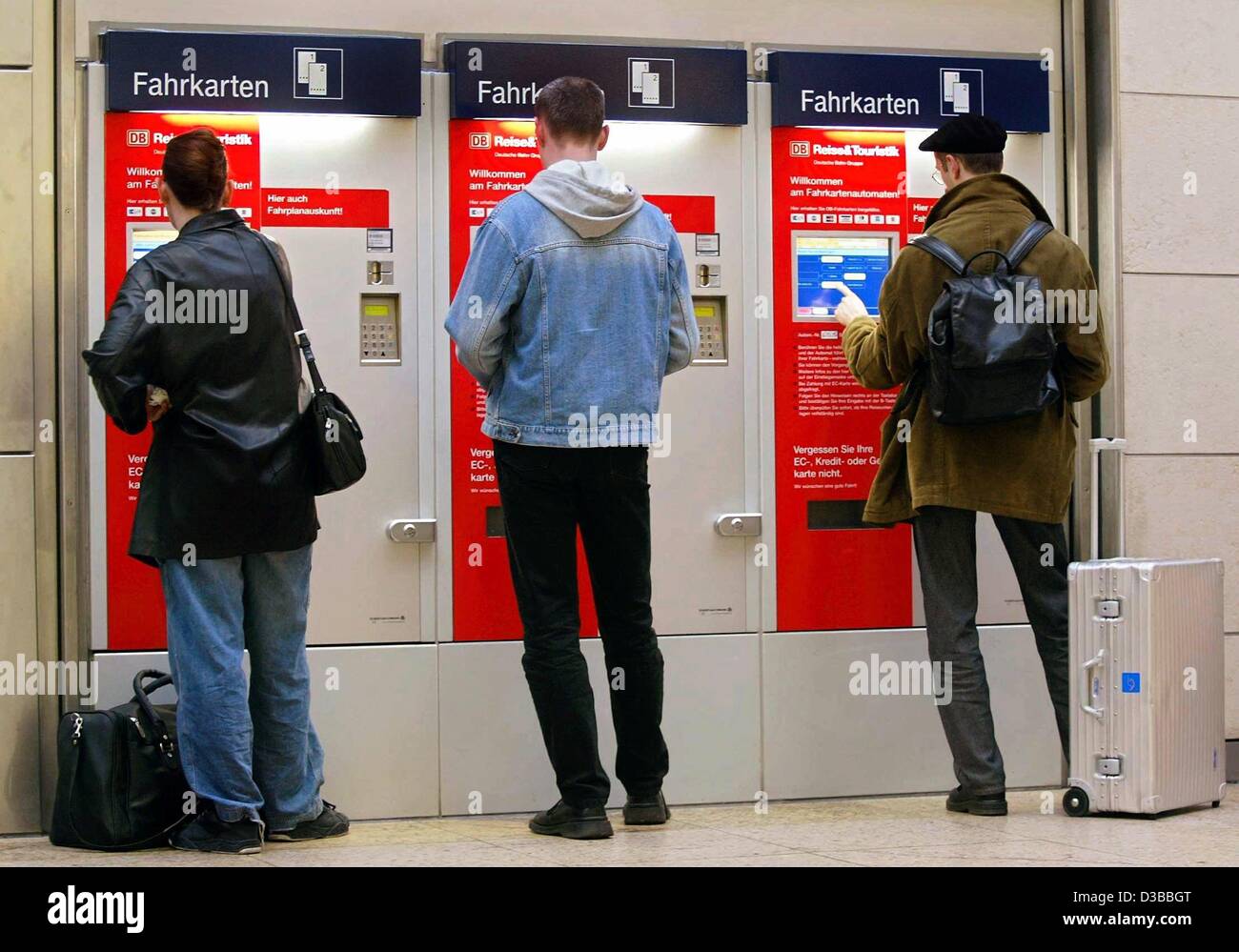 (Dpa) - Passagiere Fahrkarten an Automaten am Kölner Hauptbahnhof, 31. Oktober 2002 kaufen. Vorverkauf von Eintrittskarten des neuen Preissystems begann am 1. November. Die Tarif-Änderung wird am 15. Dezember abgeschlossen sein. Gemäß eines Verkehrsverbundes (Verkehrsclub) das neue System i Stockfoto