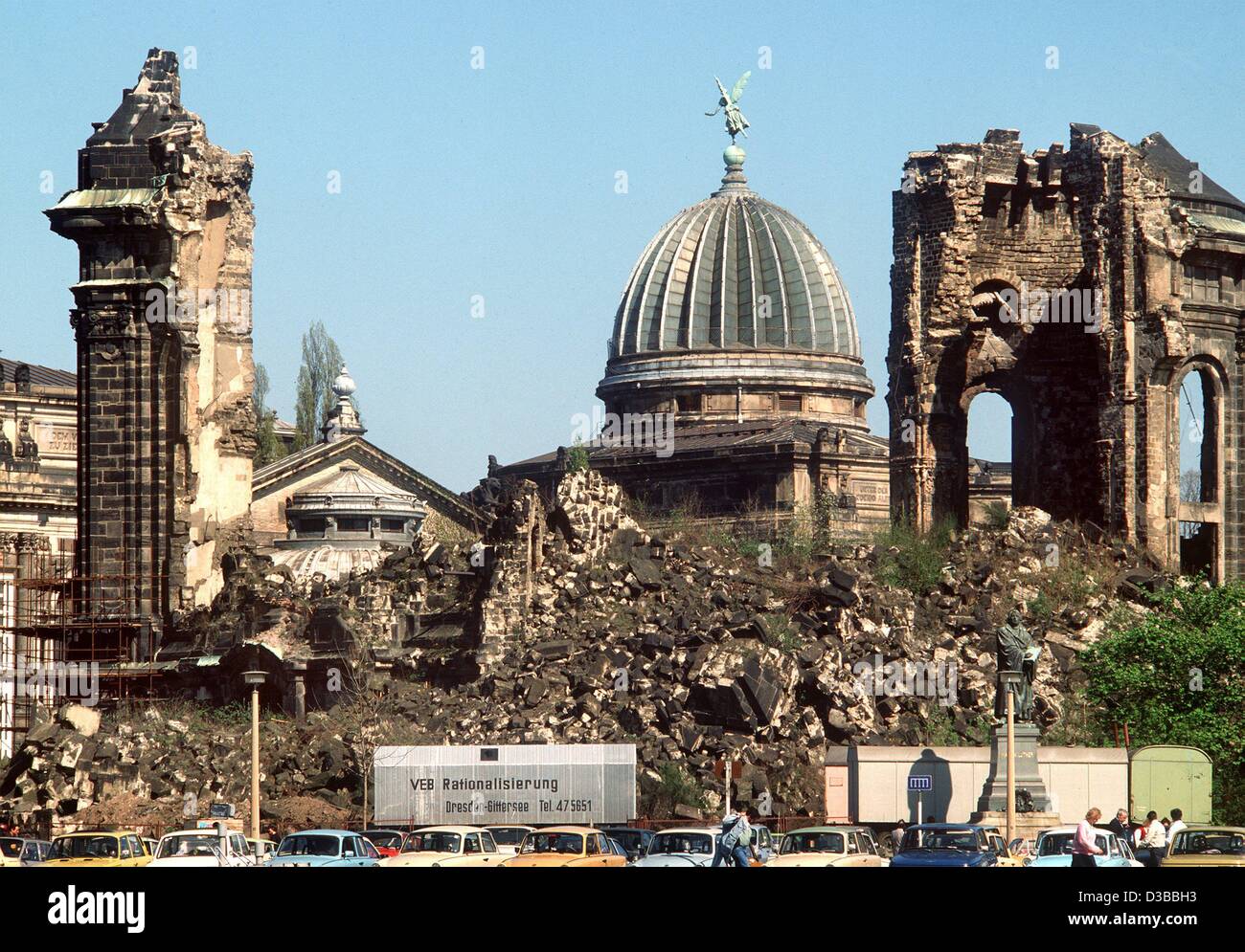 (Dpa-Dateien) - ein Blick auf die Ruinen der zerstörten Frauenkirche in Dresden, Ostdeutschland, 1990. Die Kirche, ein Meisterwerk der barocken Architektur, wurde im Februar 1945 zerstört. Seine Ruinen als Mahnmal des Krieges diente, bis in den frühen 90er Jahren die Entscheidung getroffen wurde, um die Frauenkir wieder aufzubauen Stockfoto