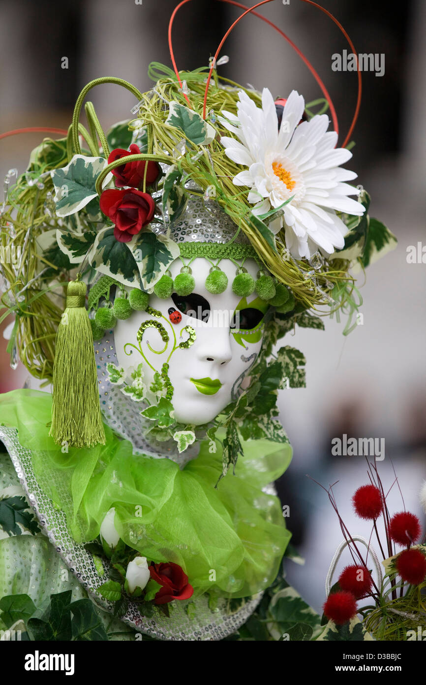 Traditionelle venezianische Masken getragen auf dem Karneval von Venedig in San Marco Platz Venedig Stockfoto