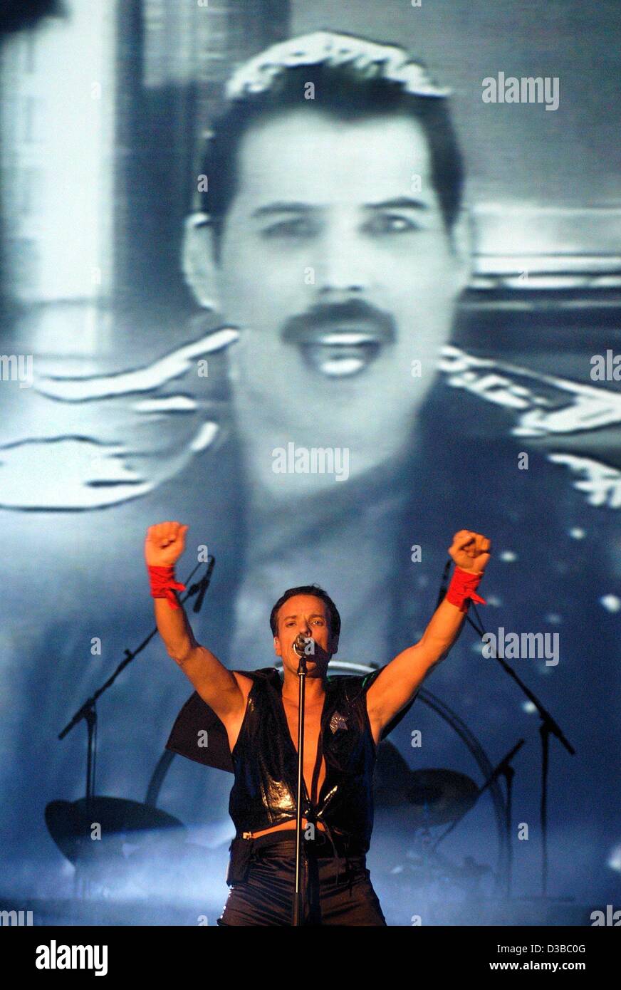 (Dpa) - Johnny Zatylny spielt Freddie Mercury in der 'Königin' Musical unter dem Titel "We Are the Champions", inszeniert in Passau, Deutschland, 3. November 2002. Der 41 Jahre alte Kanadier sieht nicht nur verblüffende Ähnlichkeit mit dem ursprünglichen Freddie Mercury, aber auch seine Stimme ähnelt das Original. Das Musical namens ein Stockfoto