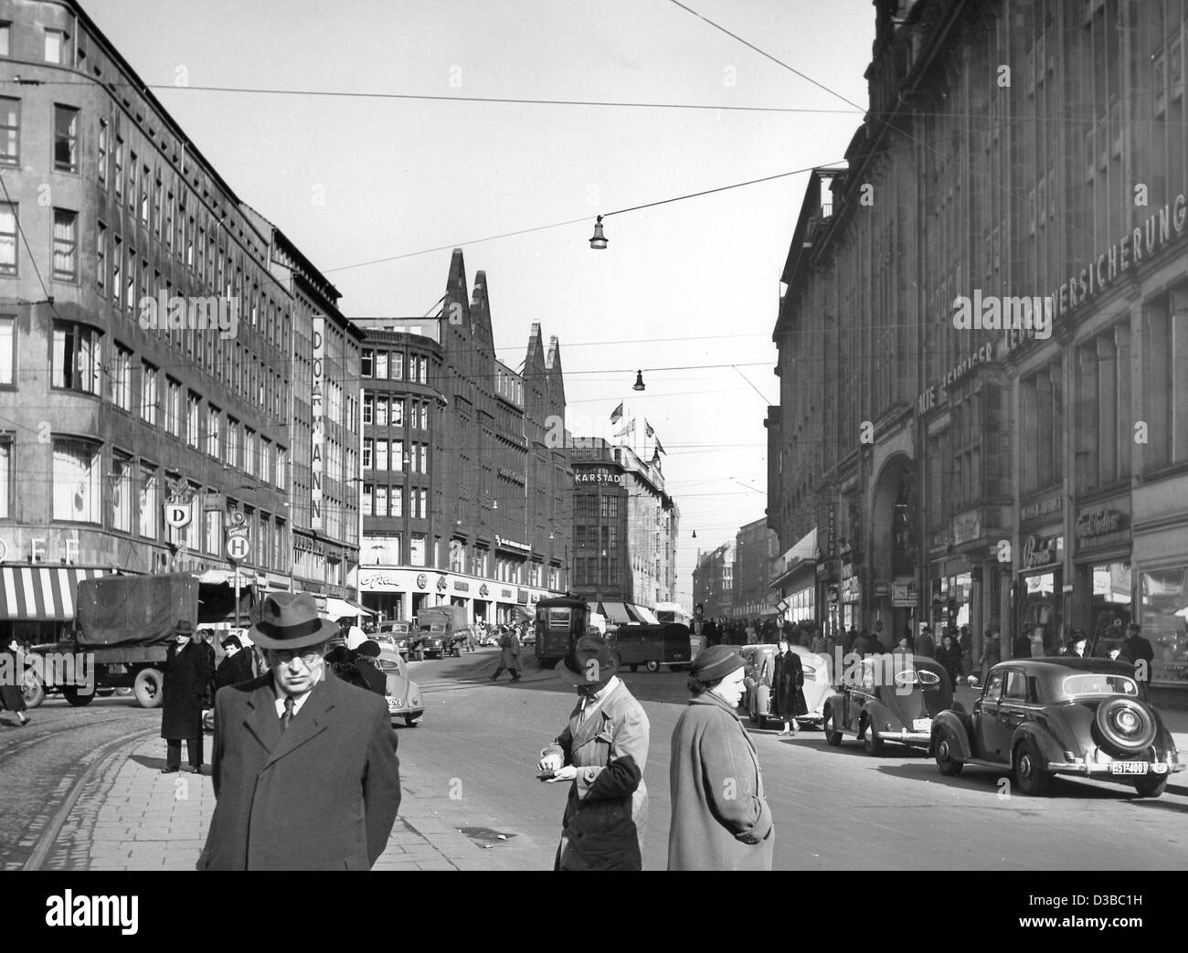(Dpa-Dateien) - Passanten und Autos auf der Moenckeberg-Straße, Hamburg, die größte Einkaufsstraße, 1954 abgebildet. Stockfoto