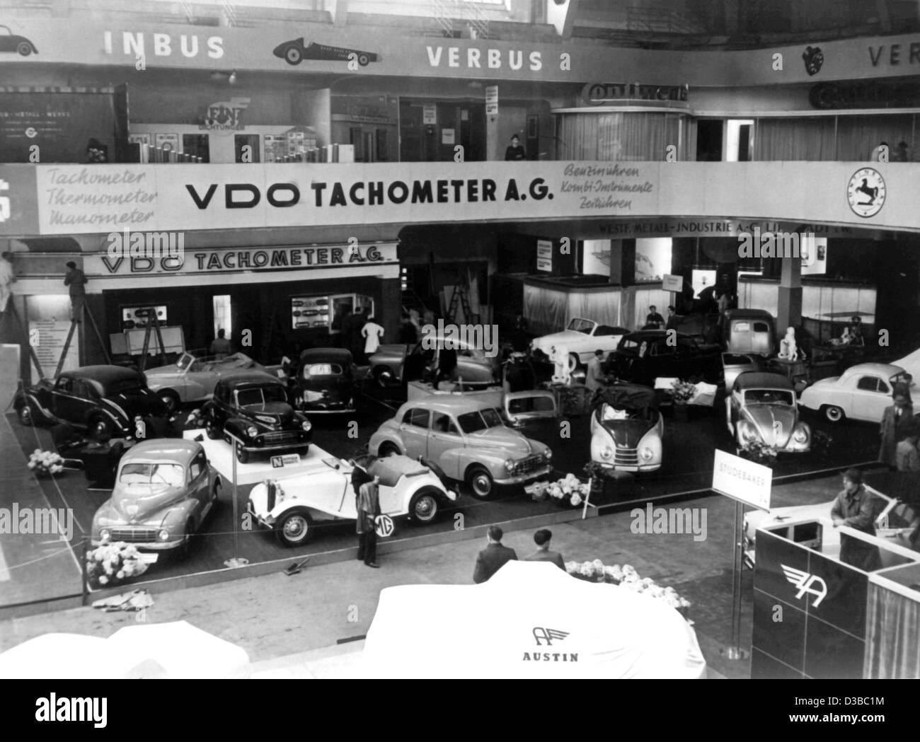 (Dpa) - Dateien die neuesten Automodelle auf dem Display, im Bild vor der Eröffnung der ersten Internationalen Automobilausstellung in Frankfurt am Main, 19. April 1951. Stockfoto