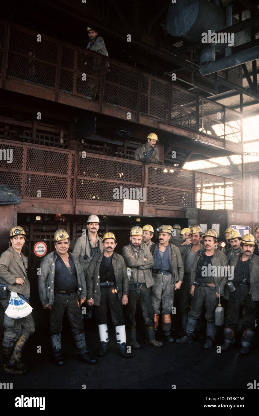 (Dpa-Dateien) - Verschiebung Bergleute, die vor ihrer letzten Bild in der Zeche "Zollverein" (deutsche Zollunion) in das Ruhrgebiet in Essen, Deutschland, 23. Dezember 1986. Die Anfänge der Kohle abbauen bis 1848 zurück. Im Jahr 2001 wurde die Kohle-Grube zum UNESCO-Weltkulturerbe erklärt. Stockfoto