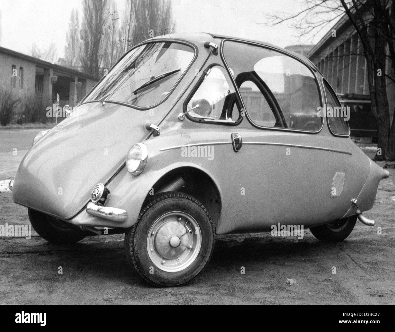 (Dpa-Dateien) - ist die neue Heinkel-Kabine in West-Berlin, März 1956 vorgestellt. Die Threewheeler hat eine Tür und zwei Sitze, mit Platz für Kinder und Gepäck in den Rücken. Die Höchstgeschwindigkeit lag bei 86 km / h. Stockfoto
