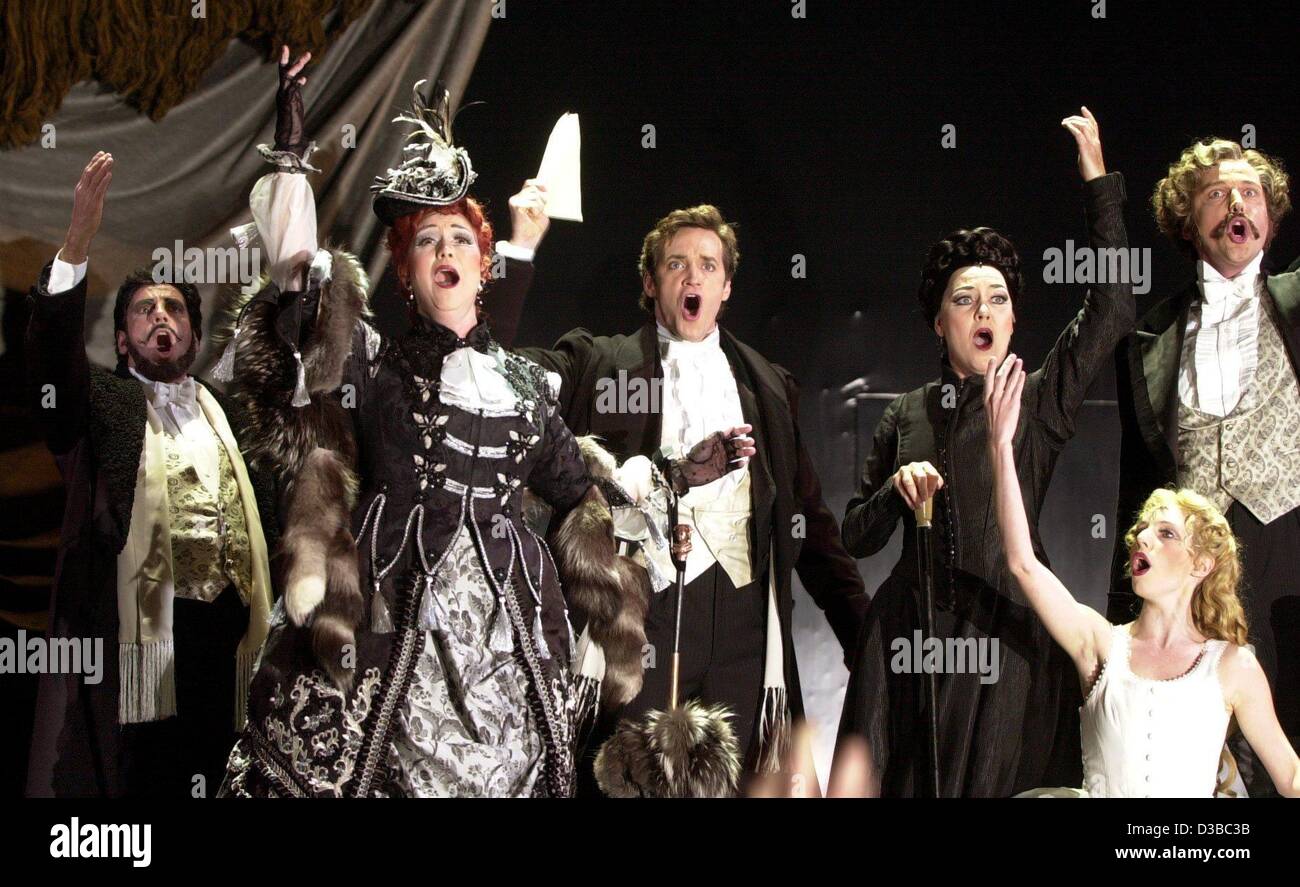 (Dpa) - führen die Besetzung von dem musical "Phantom der Oper" während einer Foto-Probe im Theater in Stuttgart-Möhringen, Deutschland, 25. Oktober 2002. Die musikalische Premieren in Stuttgart am 1. November. Stockfoto