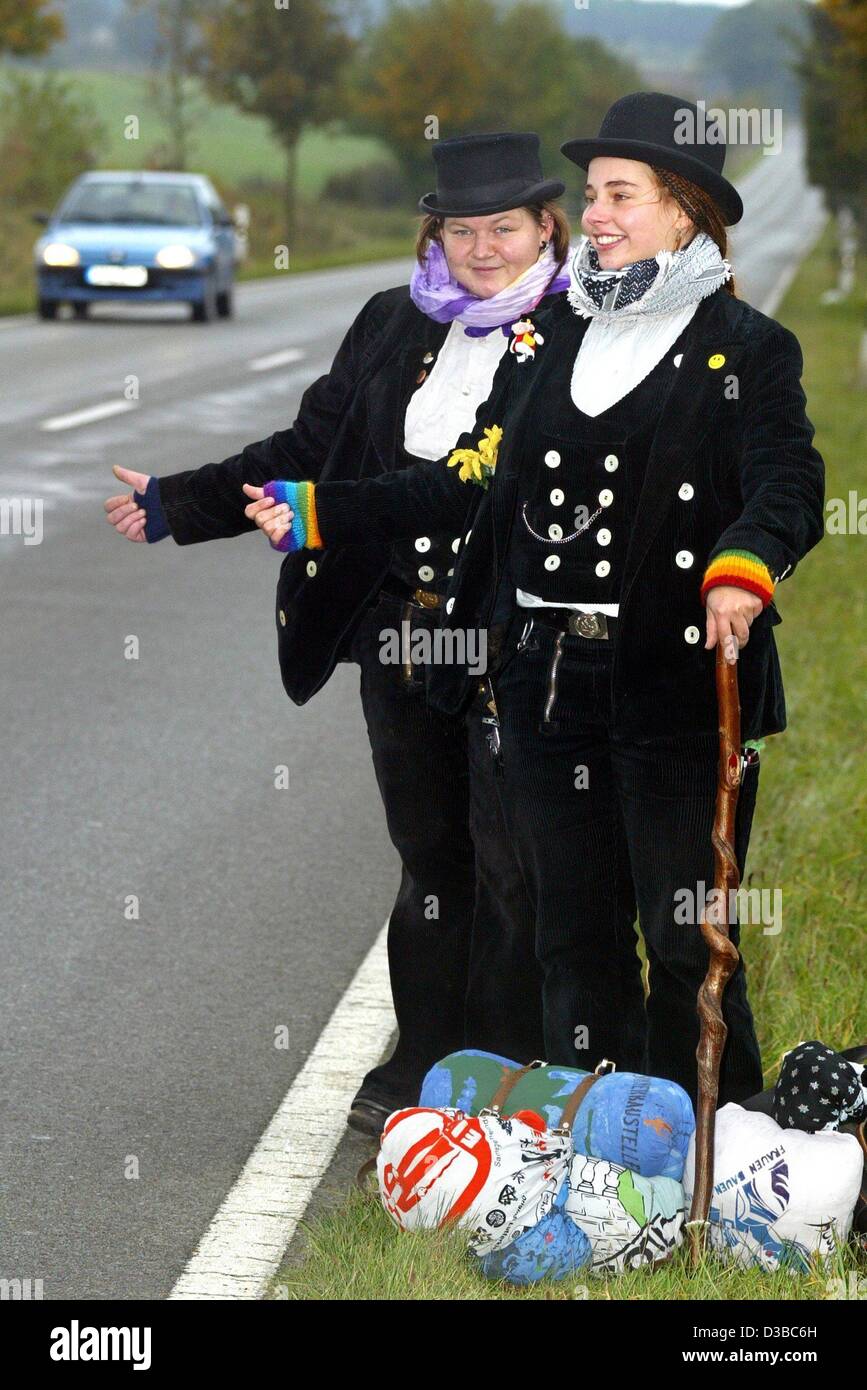 (Dpa) - sind zwei weibliche Tischler in der Nähe von Gardelegen, Deutschland, 18. Oktober 2002 Trampen. Ein Pressefotograf gab ihnen einen Aufzug und wurde gesagt, dass nicht nur Zimmerer auf Wanderschaft gehen. Nach der Untersuchung gehen Schreiner auch oft auf der Straße für zwei Jahre und einen Tag mit ihren Fähigkeiten. Sie Stockfoto