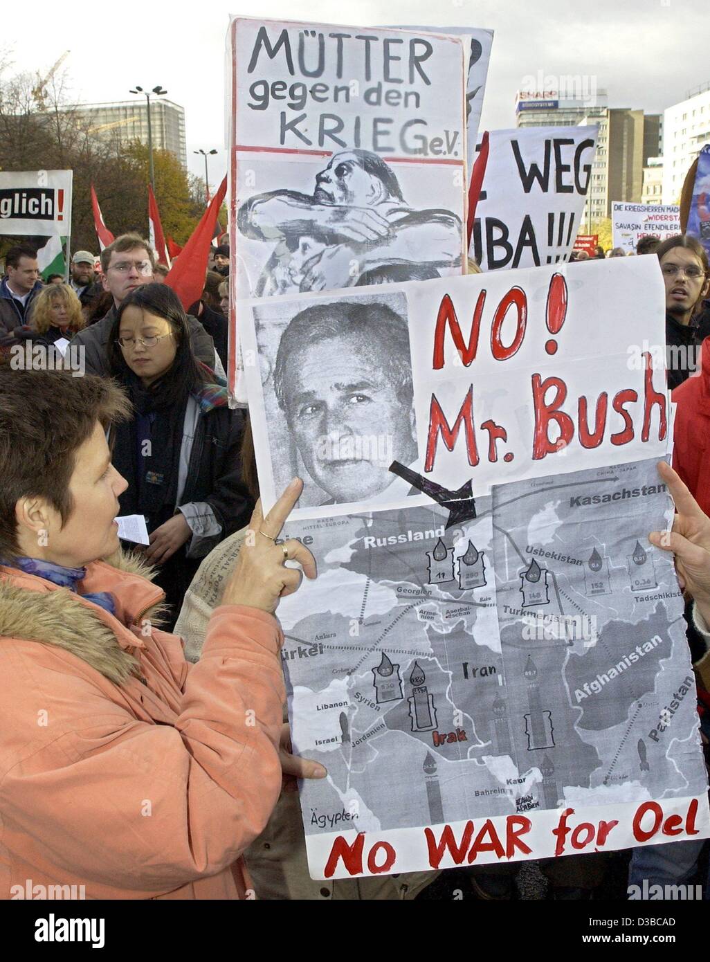 (Dpa) - Menschen demonstrieren gegen einen möglichen US-geführte Krieg gegen den Irak am Alexanderplatz in Berlin, 26. Oktober 2002. Protestkundgebungen fanden statt in mehreren deutschen Städten. Stockfoto