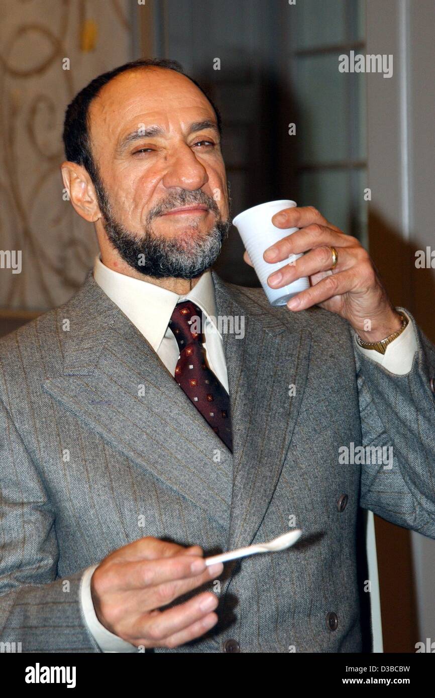 (Dpa) - US-Schauspieler Frank Murray Abraham ("Amadeus", "Der Name der Rose", "Serpico") hat einen Kaffee während einer Pause von den Dreharbeiten zu des Thriller "Piazza Delle Cinque Lune" (Platz der fünf Monde) vor Ort in Düsseldorf, Deutschland, 25. Oktober 2002. Der Film basiert auf der wahren Geschichte der kidna Stockfoto