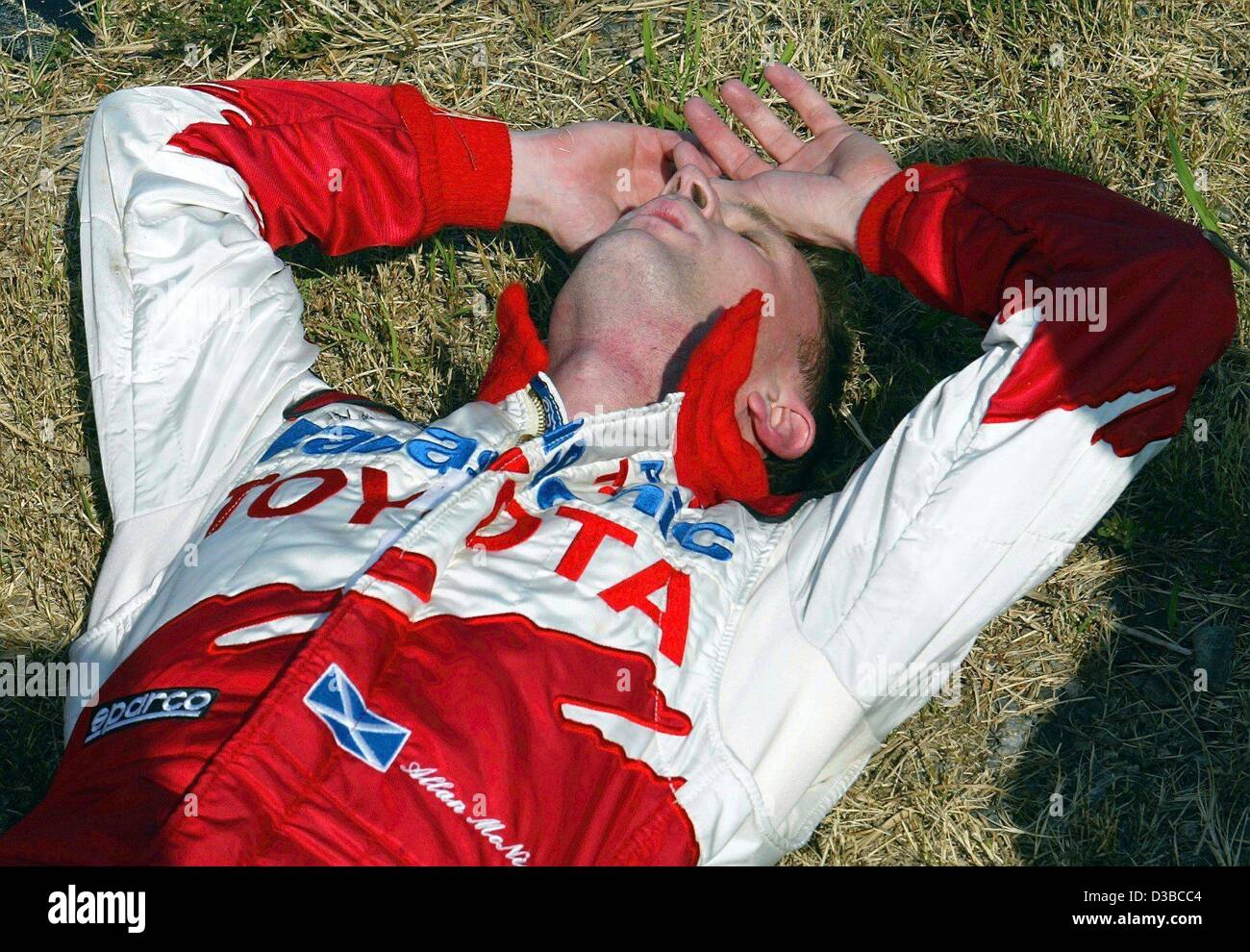 (Dpa) - ist schottischen Formel 1-Pilot Allan McNish nach seinem spektakulären Sturz während der qualifizierende Ausbildung in Suzuka, Japan, 12. Oktober 2002 noch benommen. In seiner sechsten Runde auf der Rennstrecke in Suzuka der Schotte verlor die Kontrolle über seinen Toyota eine Ecke verlassen und rutschte durch den Sandfang vor sma Stockfoto