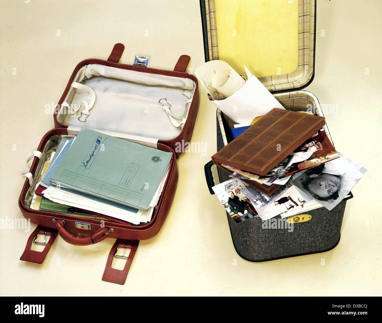 (Dpa) - persönliche Fotos, Manuskripte und Briefe des ehemaligen Leiters der DDR Erich Honecker in zwei Koffern, die im Besitz der deutschen wöchentliche Nachrichten Magazin "Focus", 1. Oktober 2002 in München, abgebildet sind gefunden worden. Laut "Focus" Ausgabe vom 7. Oktober die Buchstaben gi Stockfoto