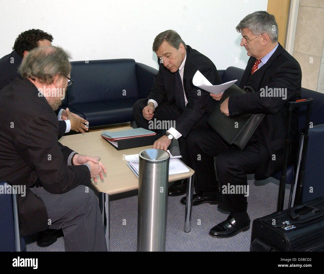 (Dpa) - German Foreign Minister Joschka Fischer (R), die ausgewiesenen Wirtschaft und Arbeitsmarkt Minister Wolfgang Clement (2. v. L), die verlassen Kulturminister Julian Nida-Rümelin (überdacht) und Wolfgang Thierse (L), Präsident des Deutschen Bundestages, sprechen Sie vor der Koalitionsverhandlungen in Berlin, 11 Octo Stockfoto