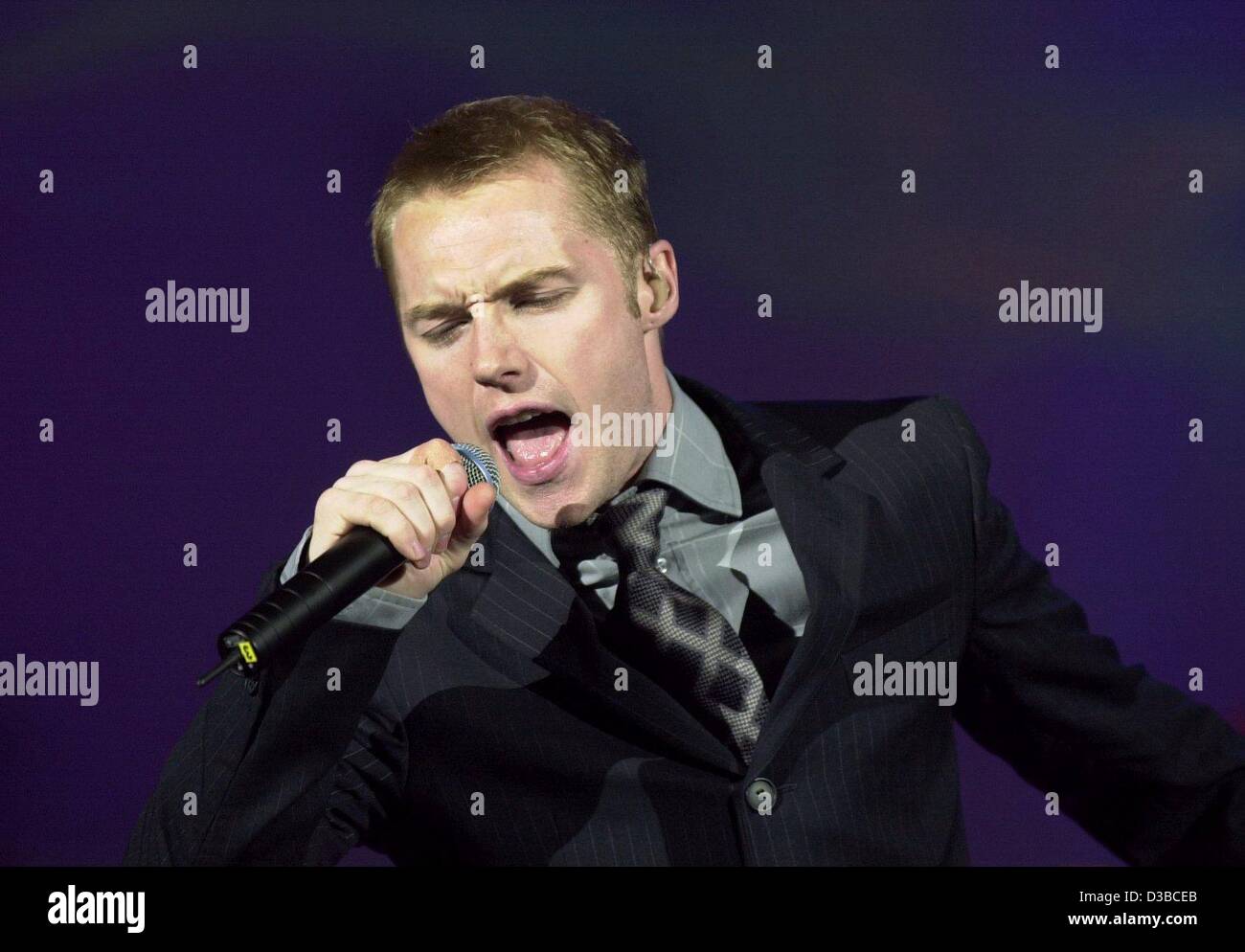 (Dpa) - singt irische Pop-Sänger Ronan Keating ("Wenn You Say Nothing At All", "Leben ist eine Achterbahn") während des ersten Konzertes seiner Deutschland-Tour in München, 20. Oktober 2002. Der ehemalige Sänger der Boygroup "Boyzone" präsentiert sein zweite Soloalbum mit dem Titel "Destination", inklusive den hit Stockfoto