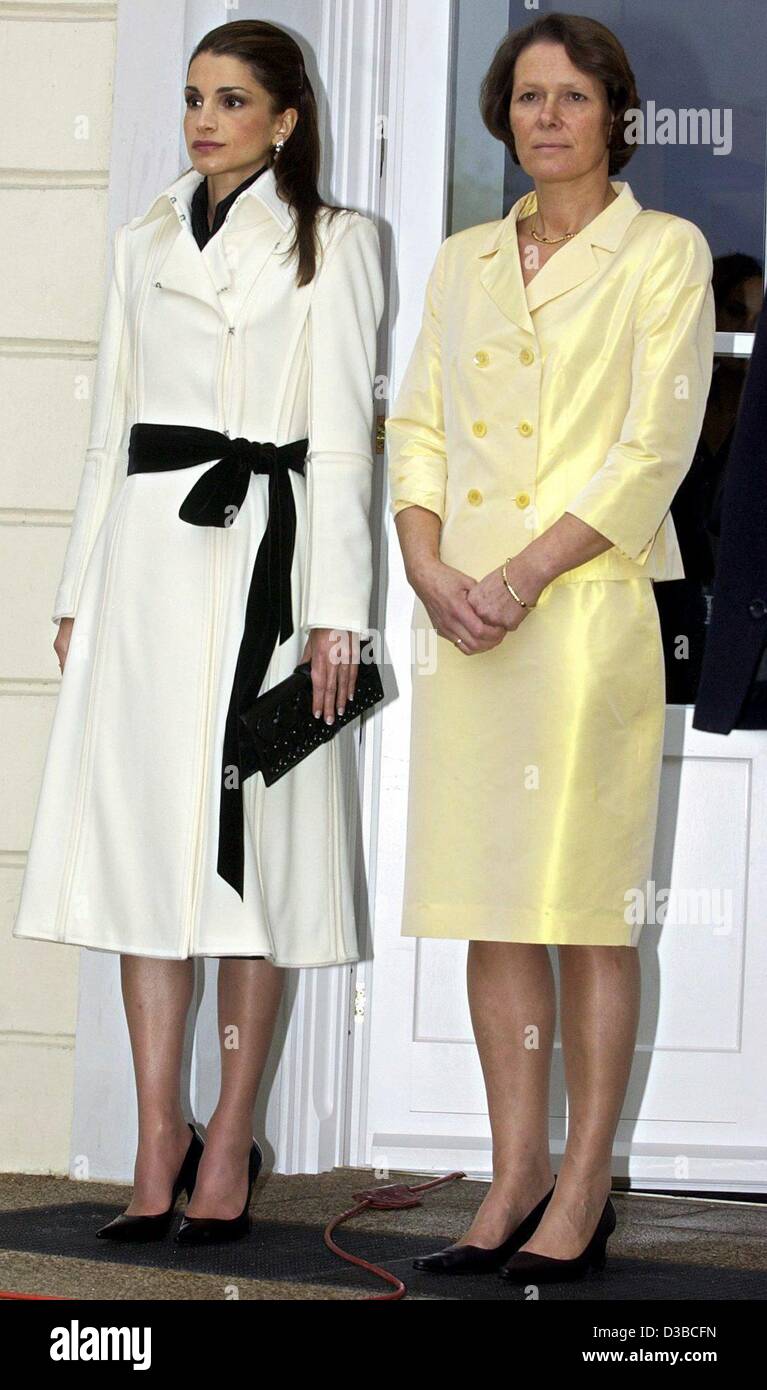 (Dpa) - Königin Rania von Jordanien und Christina Rau, Frau des Bundespräsidenten posieren vor Schloss Bellevue in Berlin, 22. Oktober 2002. Königin Rania und ihre Familie sind auf einer dreitägigen Staatsbesuch in Deutschland. Stockfoto