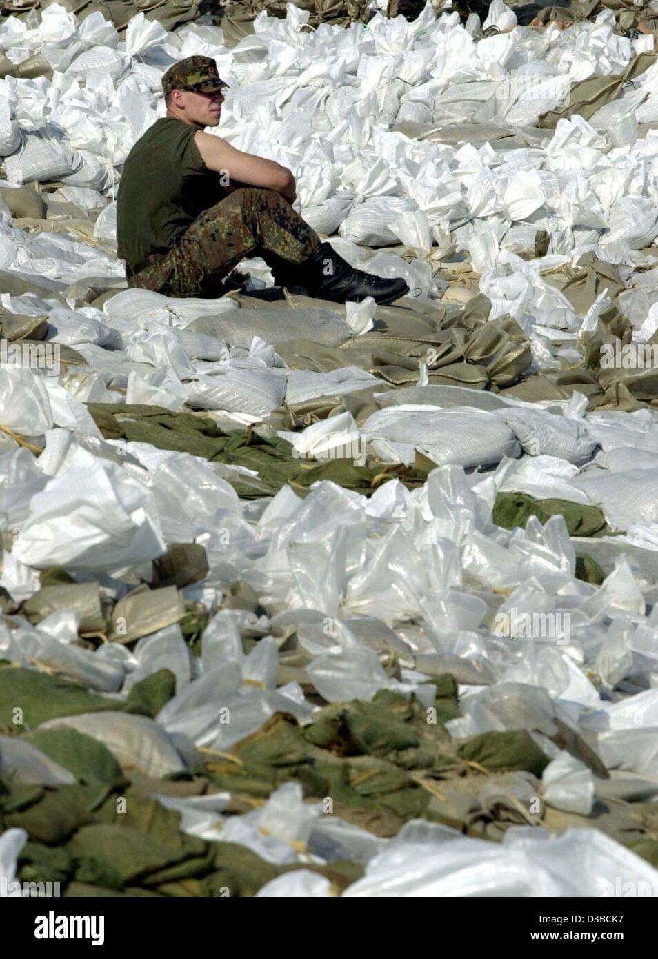 (Dpa) - ruht ein deutscher Soldat auf eine Reihe von Sandsäcken in der Nähe von Lauenburg, 20. August 2002. Als das Hochwasser der Elbe nach Norden wogenden sind ist die Region Herzogtum Lauenburg besonders gefährdet. Bricht der Deich dort das Hochwasser könnte fließen neun Kilometer ins Hinterland beeinflussen Stockfoto