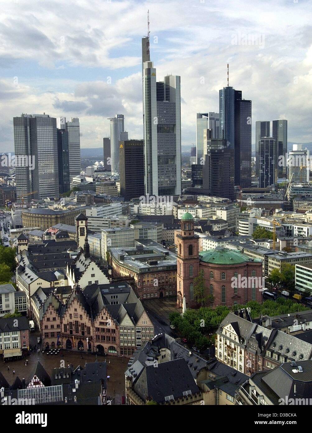 (Dpa) - ein Blick auf Frankfurt am Main mit dem historischen Rathaus "Römer", St. Pauls und die Wolkenkratzer, 18. Oktober 2002. Stockfoto