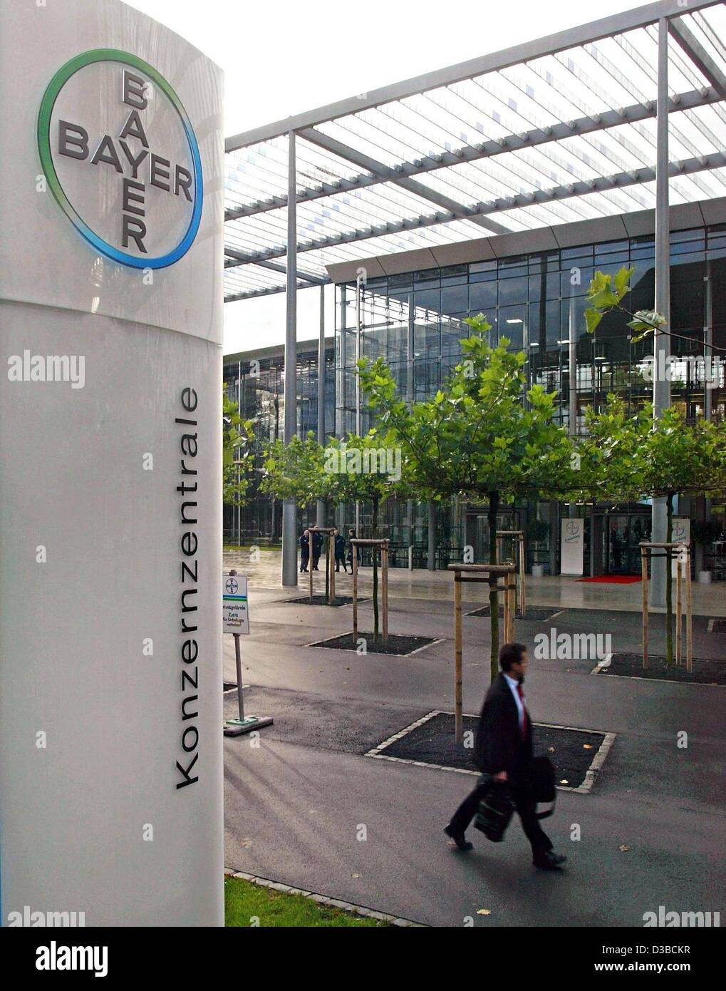 (Dpa) - Blick auf die neue Zentrale der Bayer AG, Leverkusen, Deutschland, 22. Oktober 2002. Der Hersteller von Chemikalien und Pharmazeutika investierte rund 50 Millionen Euro in das Bürogebäude neben alten Hauptsitz Gebäude, die abgerissen werden. -Chef Werner Wenning sagte, wurde das Gebäude zu Stockfoto