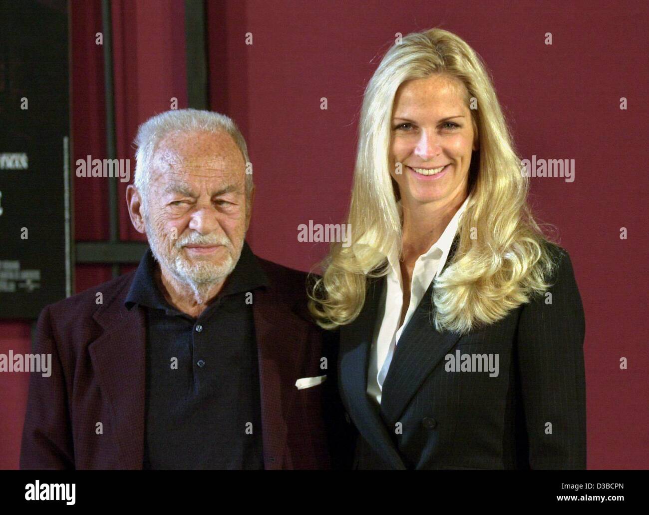 (Dpa) - Dino DeLaurentiis, Hollywood-Film-Produzenten aus Italien, und seine Frau Martha, auch ein Filmproduzent, präsentieren ihre neuesten Film, der Thriller "Red Dragon", in Hamburg, 9. Oktober 2002. Der Film erzählt die Geschichte von einem FBI-Agenten, der für die Hilfe von Dr. Hannibal Lecter bittet um einen Serienmörder zu fangen. Stockfoto