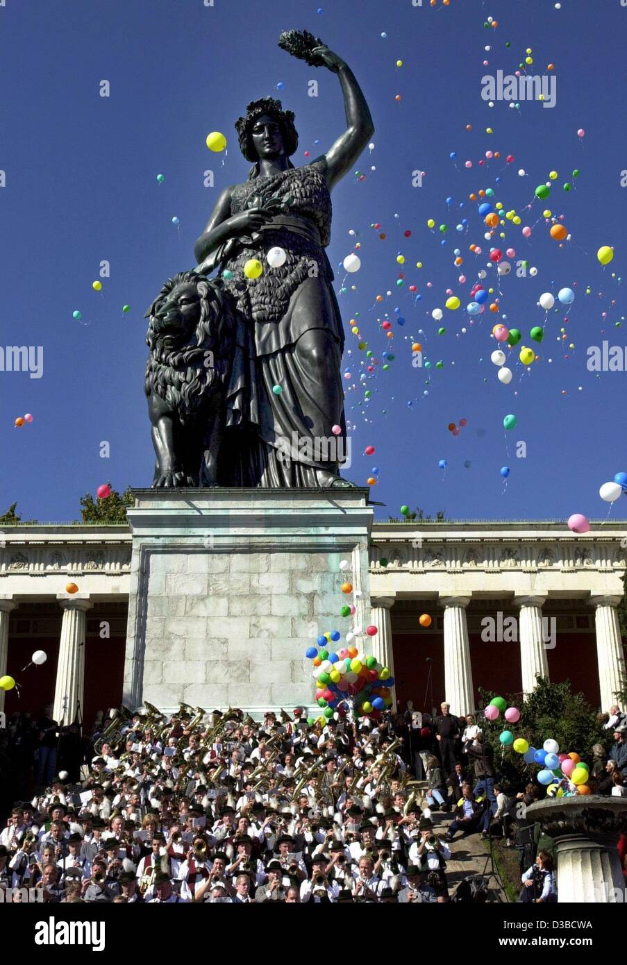 (Dpa) - ein Trommler-und Pfeiferkorps mit 400 Musikern spielen vor dem Bayern-Denkmal in der Halbzeit des Oktober Fest in München, 29. September 2002 feiern. Stockfoto