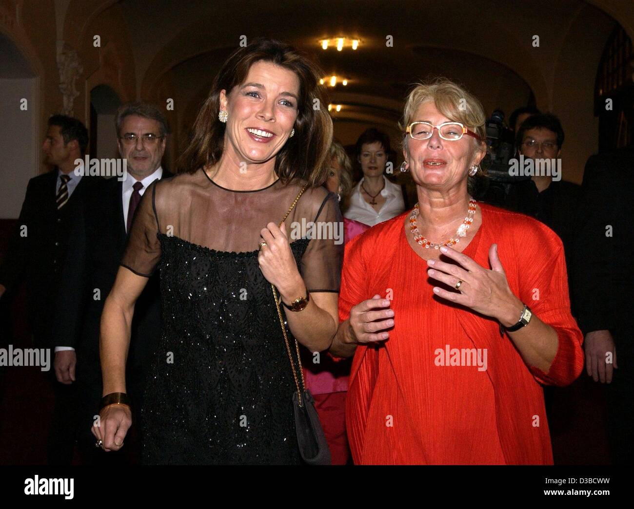 (Dpa) - Prinzessin Caroline von Hannover (L) und Dana Horakova, Senator für Kultur in Hamburg, kommen bei einem Konzert des Orchestre Philharmonique de Monte Carlo in Hamburg, 4. Oktober 2002. Die Prinzessin ist der Patron des Orchesters. Caroline ist die Tochter von Grace Kelly und Fürst Rainier von Monaco Stockfoto