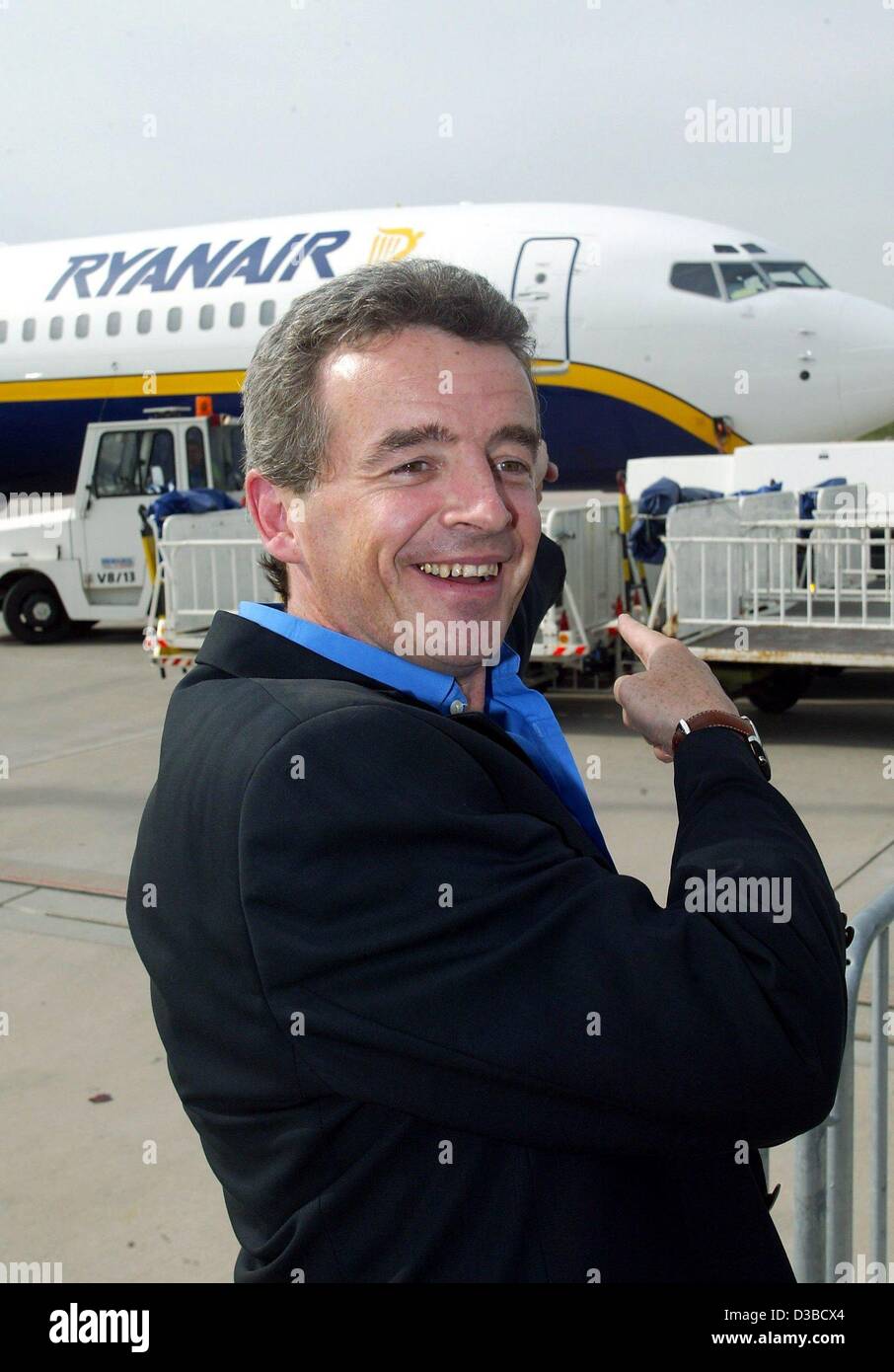 (Dpa) - Michael O'Leary, Leiter der die irische Billigfluggesellschaft Ryanair, weist auf eines seiner Passagierflugzeuge am Flughafen Frankfurt/Hahn, in der Nähe von Lautzenhausen, Deutschland, 2. Oktober 2002. Ab 5 Dezember fliegt Ryanair mit vier neuen Destinationen verbindet Hahn Flughafen Rom, Bologna, Barcelona und St Stockfoto
