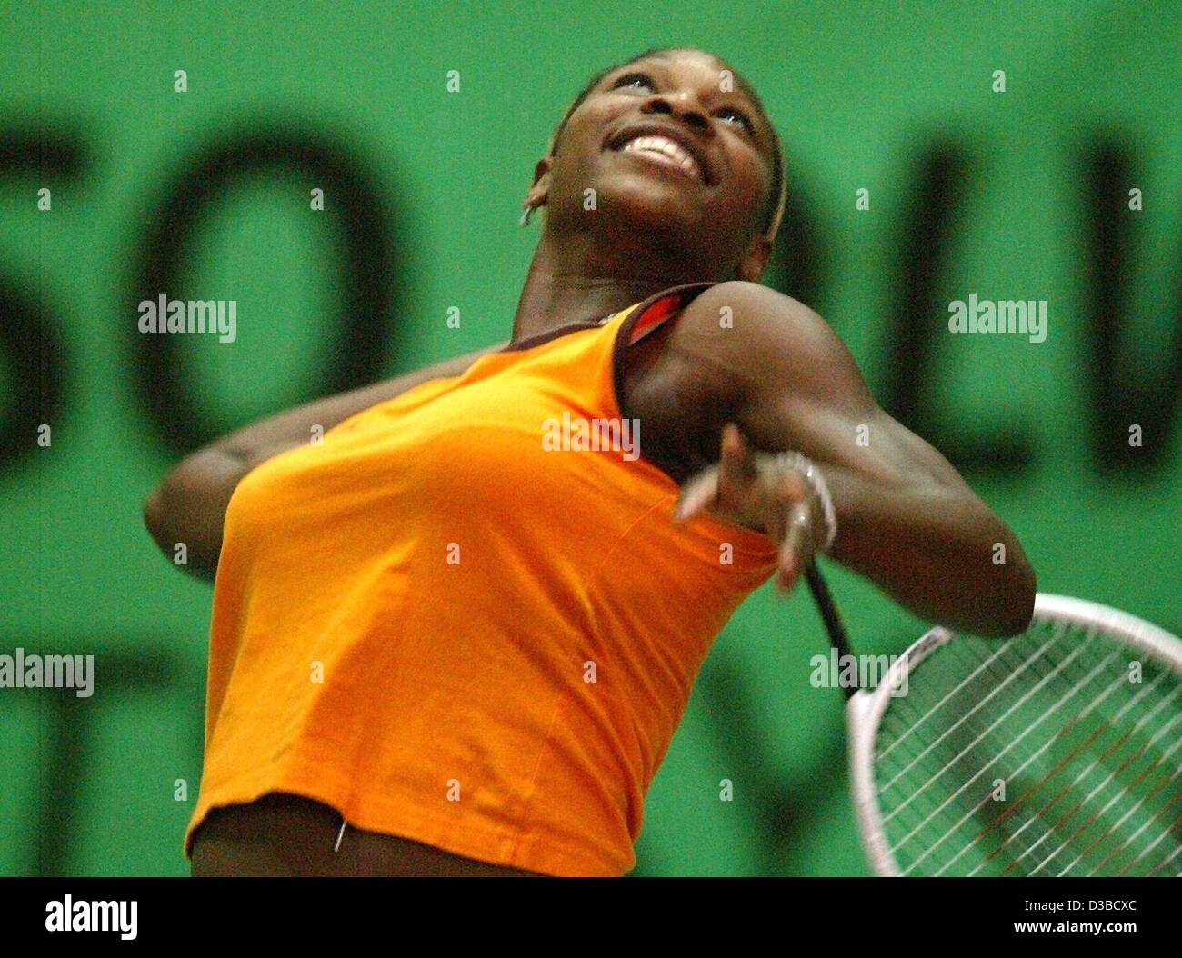 (Dpa) - U.S. Serena Williams kehrt ein Riesenerfolg beim Training vor dem 13. internationalen Sparkassen Cup WTA-Turnier in Leipzig, Deutschland, 25. September 2002. Stockfoto