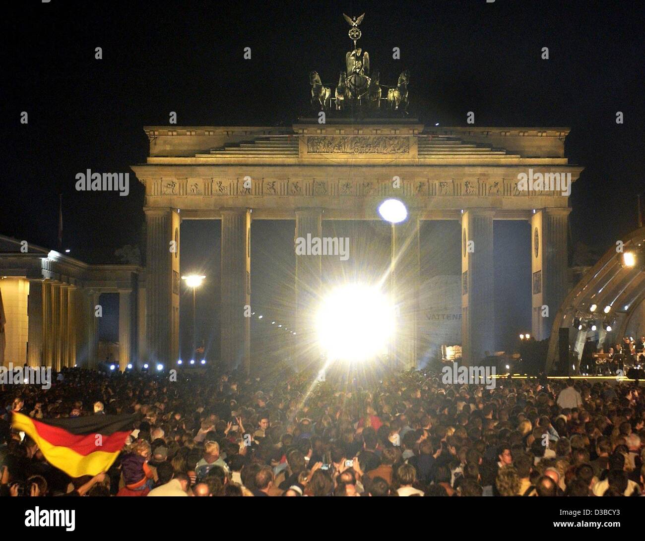 (Dpa) - Höhepunkt die Feierlichkeiten zum 12. Jahrestag der deutschen Wiedervereinigung mit der Enthüllung des neu renovierten Brandenburger Tor in Berlin-Mitte, 3. Oktober 2002. Die monumentale Bogen, der in das Niemandsland zwischen Ost und West seit 37 Jahren stand, im Gerüst gewickelt Stockfoto