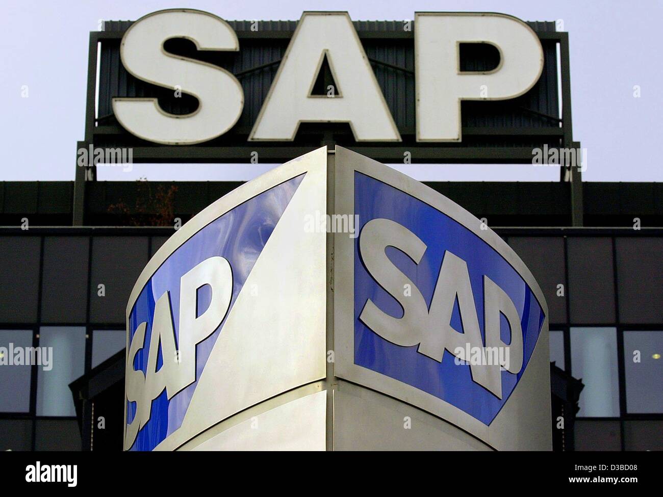 (Dpa) - das Logo des Software-Unternehmens SAP ist am deutschen Hauptsitz in Walldorf bei Heidelberg, 29. Januar 2003 sehen. Trotz der schwächeren Umsatz SAP hob Ergebnis im vierten Quartal 2002 stark auf 474 Millionen Euro von 319 Millionen ein Jahr zuvor, die deutschen Software-Riese sagte 30 Stockfoto