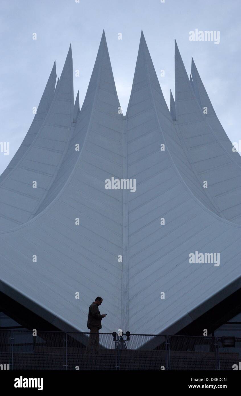 (Dpa-Dateien) - ein Blick auf das Tempodrom in Berlin, 1. November 2002. Ein strukturelles Merkmal ist die 37 m hohe Dachkonstruktion über der großen Arena mit Tageslicht durch die verglaste Öffnung im Zenit. Das Tempodrom beherbergt zwei Arenen, mit Platz für 3.800 Zuschauer und 400 Zuschauer bzw. Stockfoto